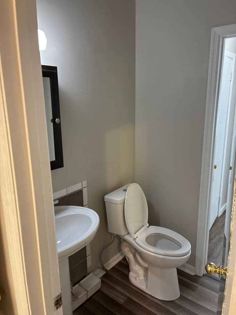 Kingsland Apartment: 421 W King Ave