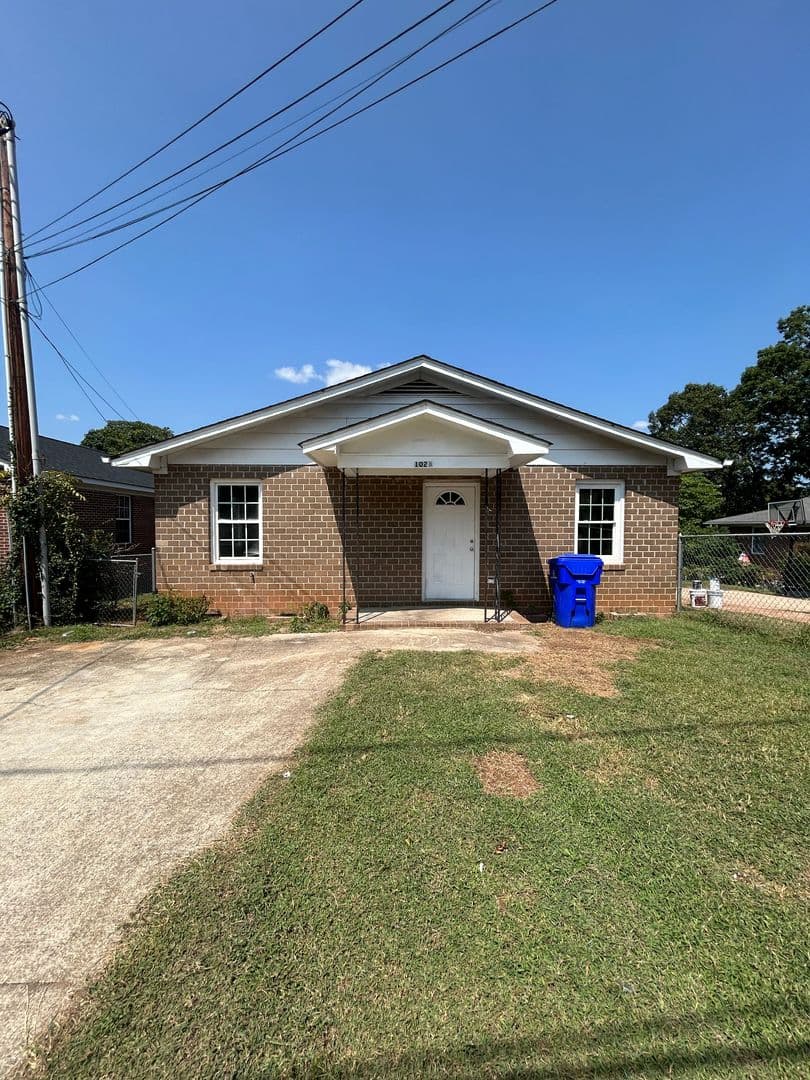 Greenville Apartment: 102 A Bruce Street