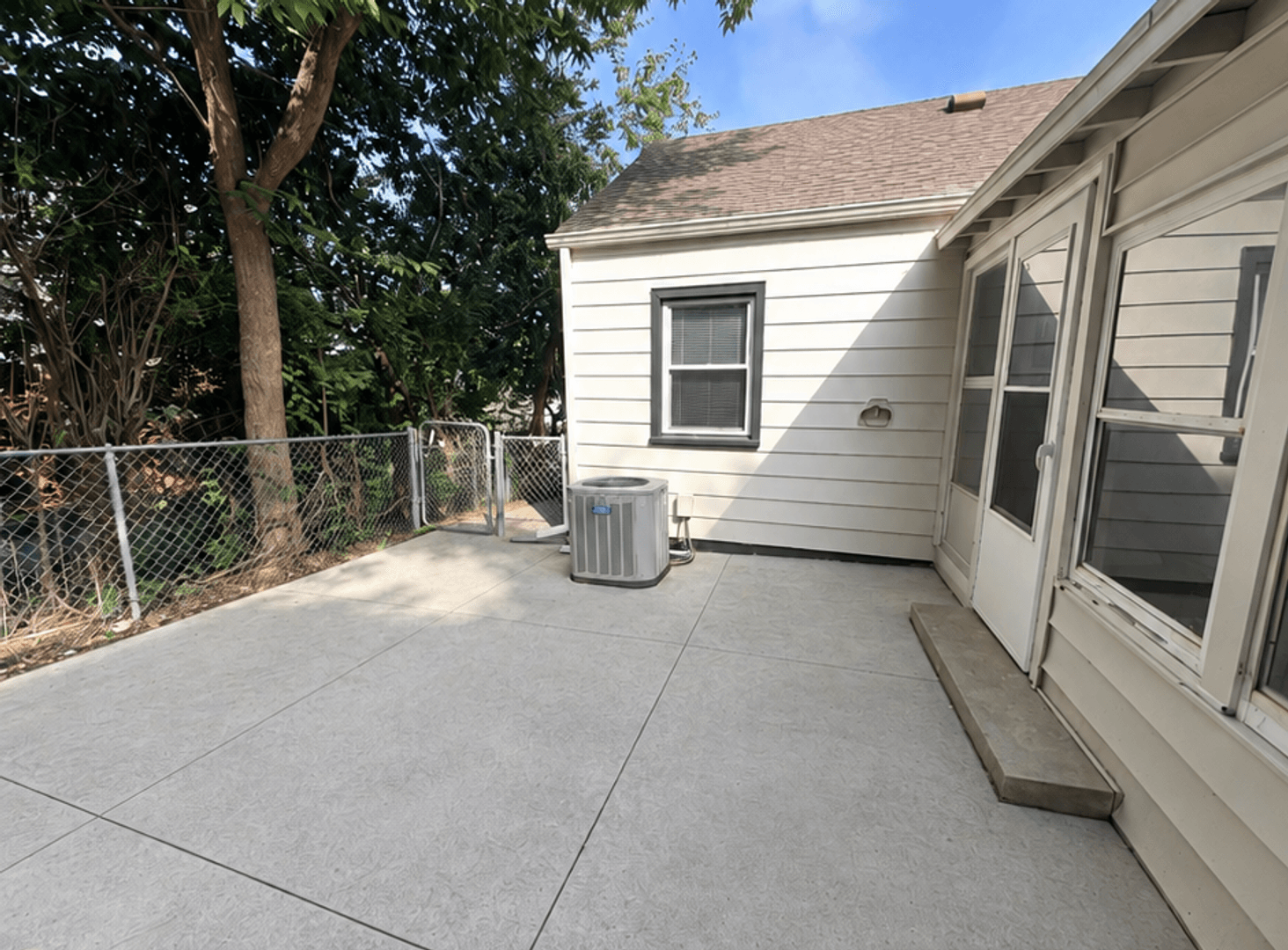 Omaha House: 6537 Franklin St.
