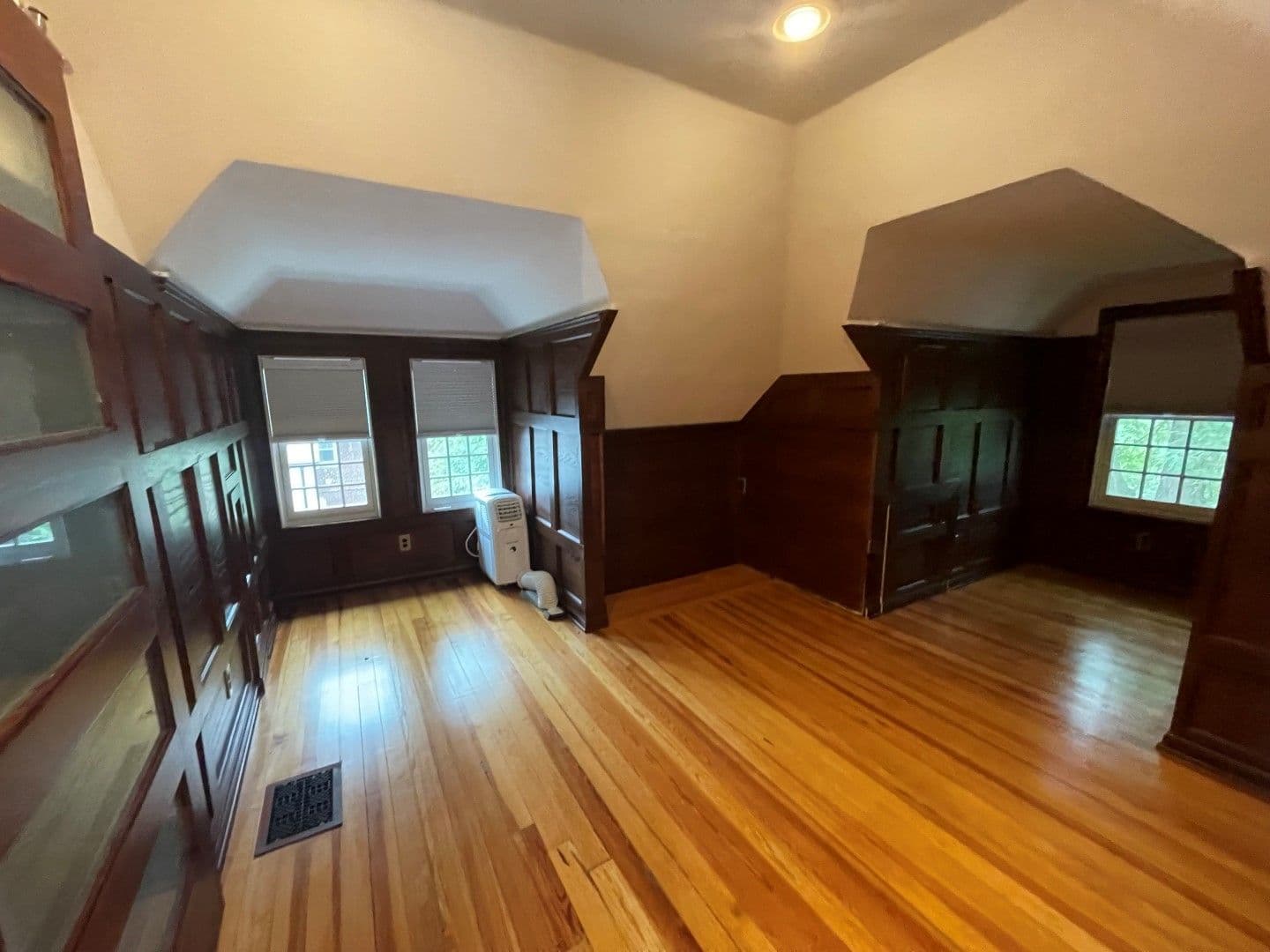 Omaha House: 307 N 41st St