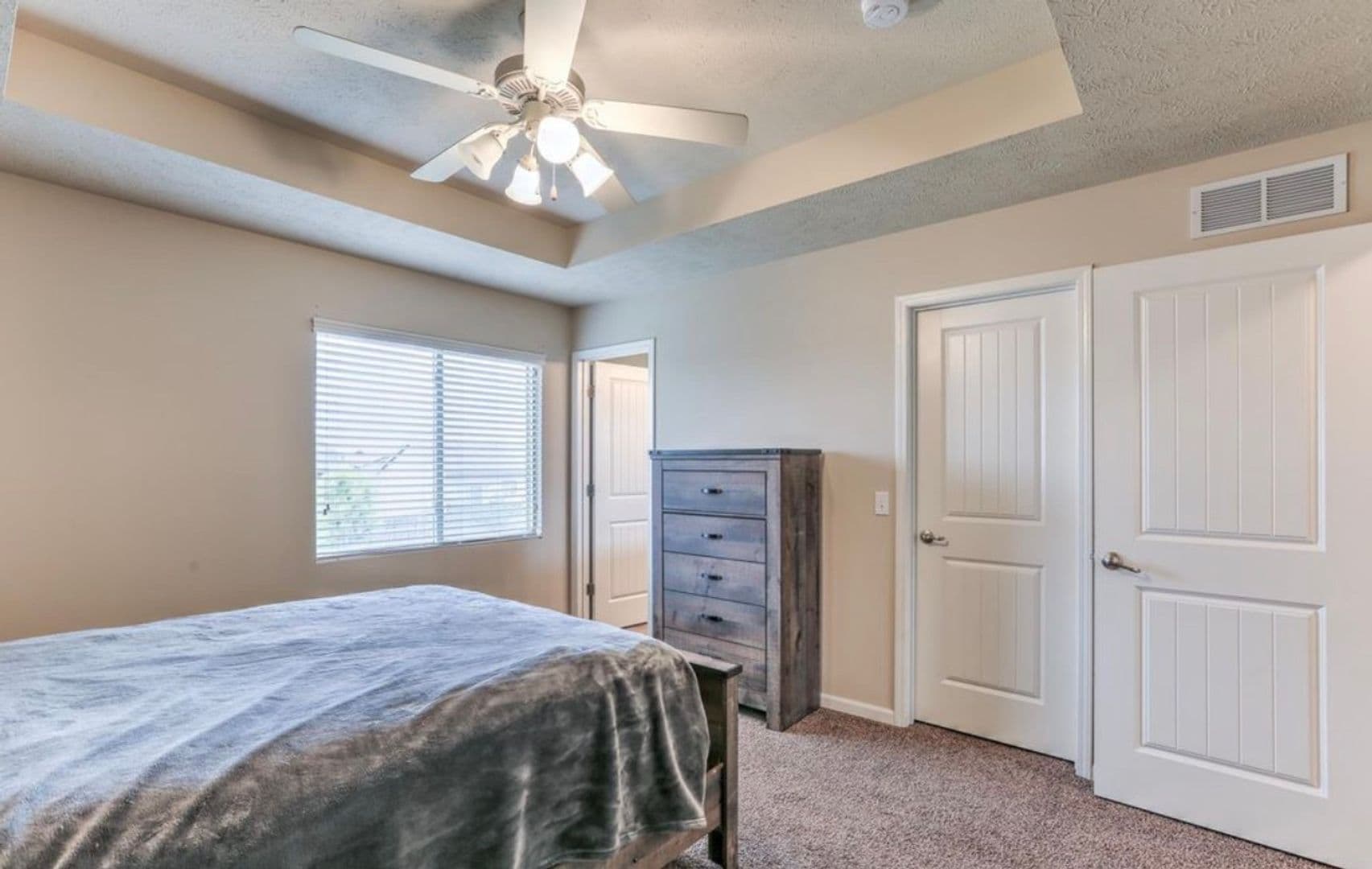 Bellevue House: 13806 S 43rd Ave