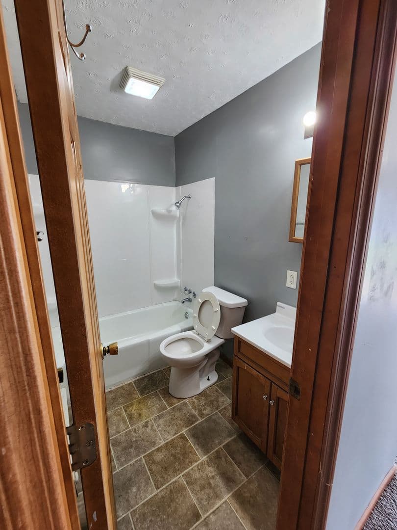 Marion Apartment: 1203 E Boyton St