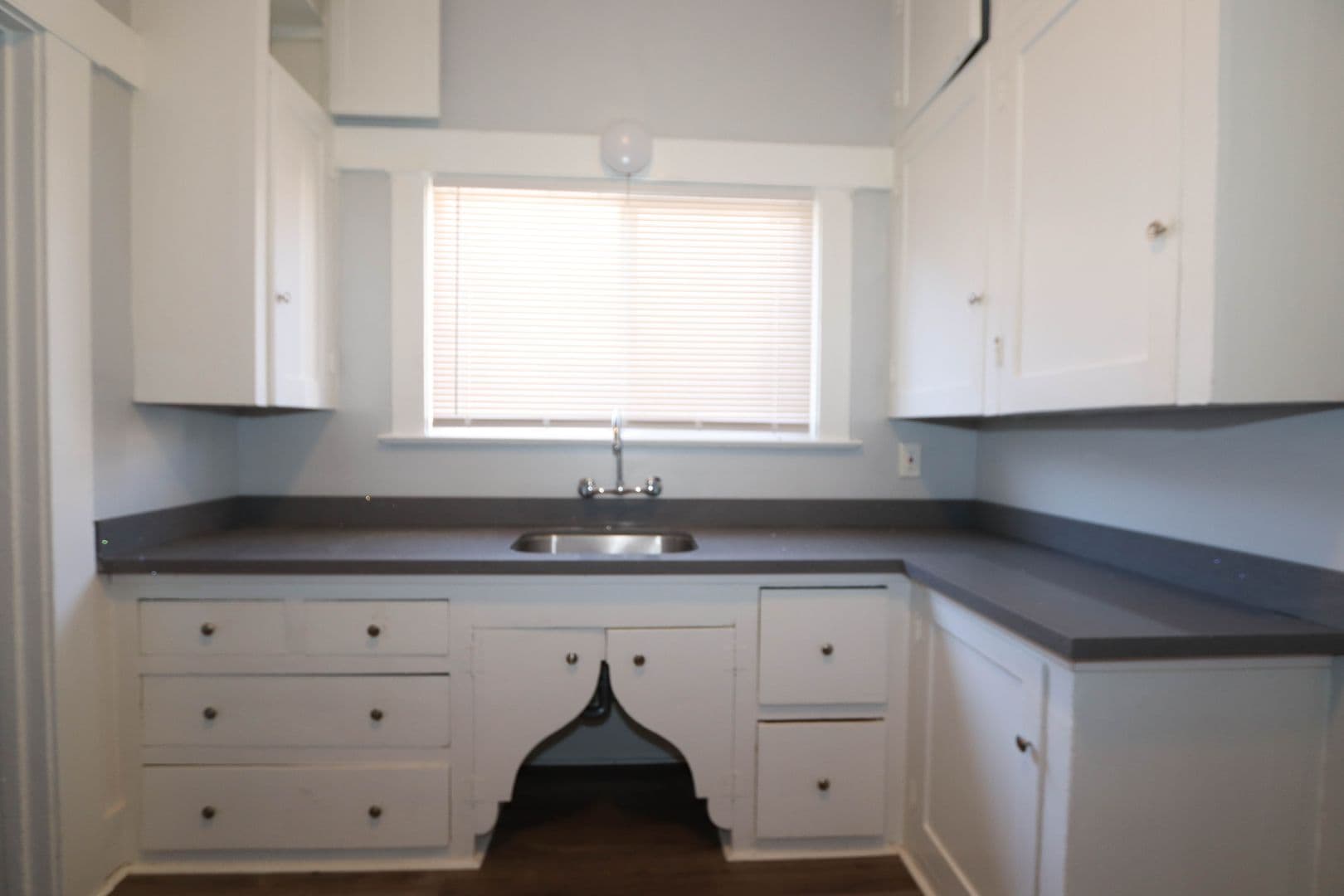 Long Beach Apartment: 1153 E Appleton St