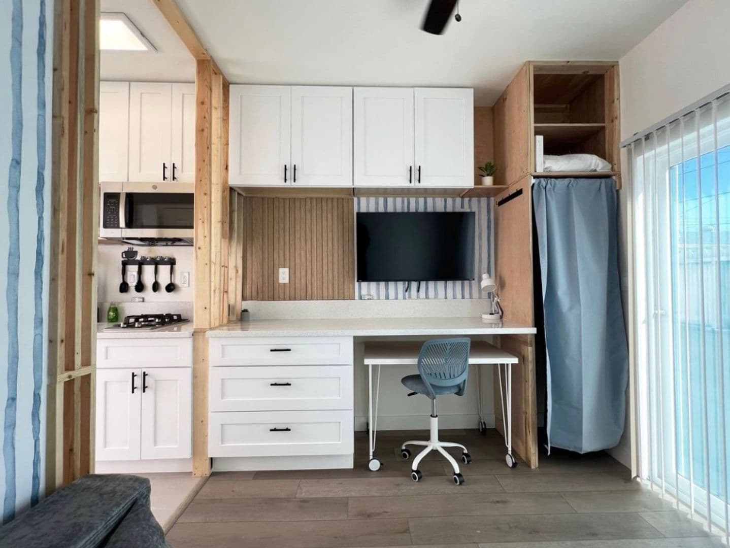 Long Beach Apartment: 1845 Maine Ave