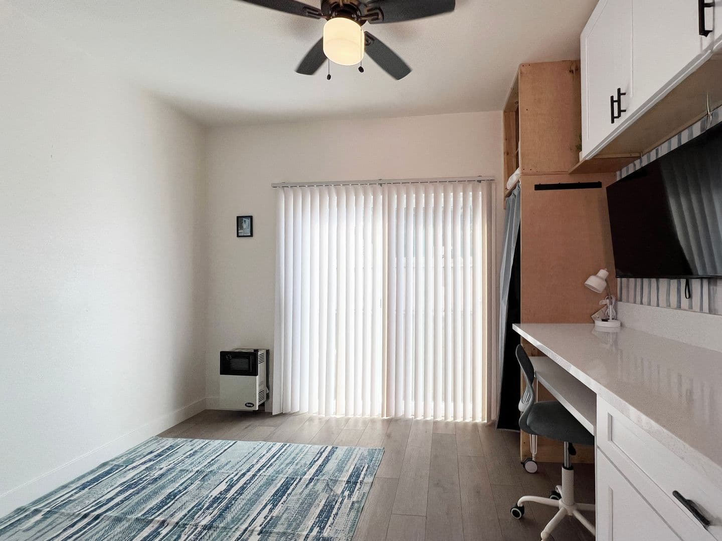 Long Beach Apartment: 1845 Maine Ave
