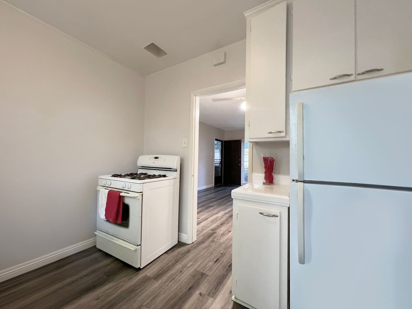 Long Beach Apartment: 319 Bonito Ave