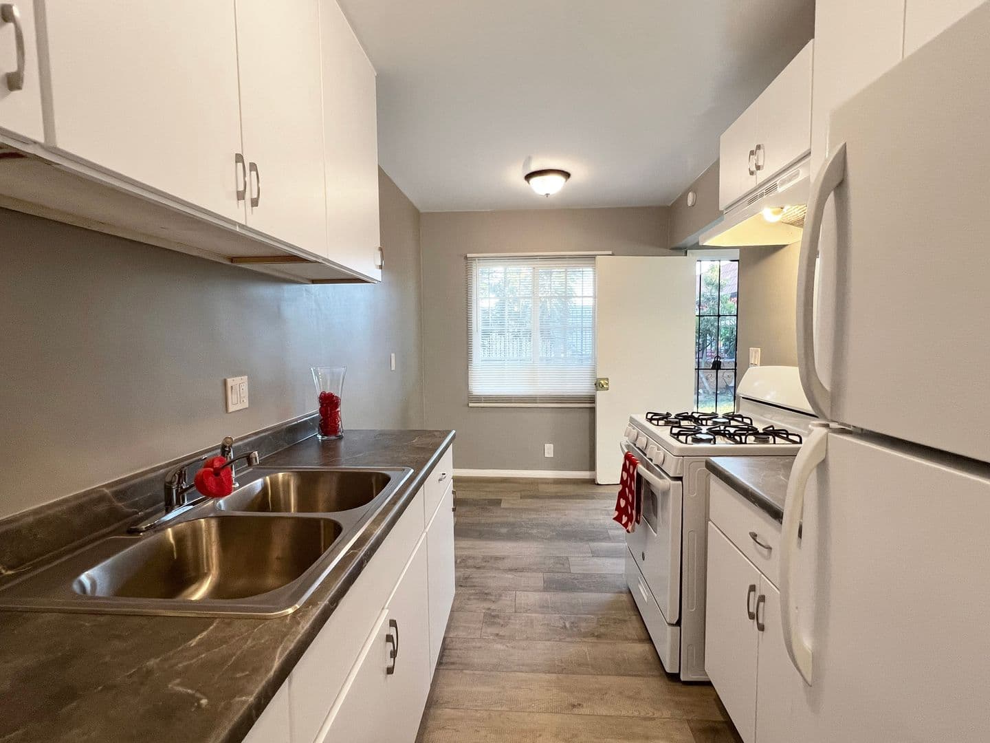 Long Beach Apartment: 1325 Cedar Ave