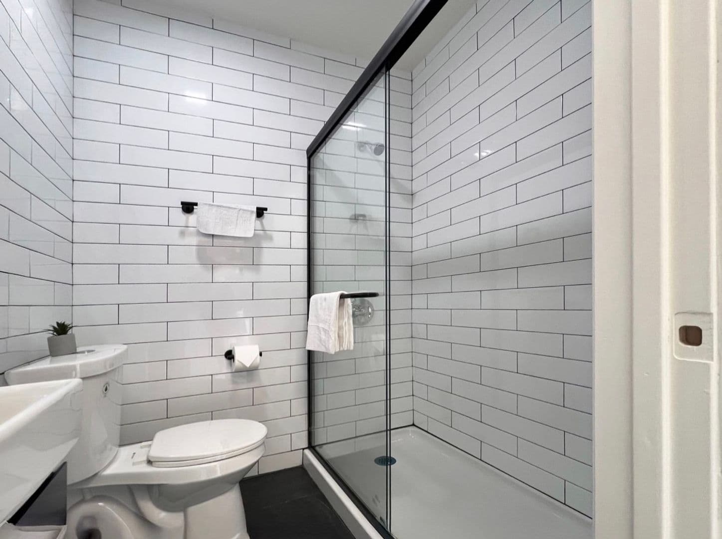 Long Beach Apartment: 1845 Maine Ave