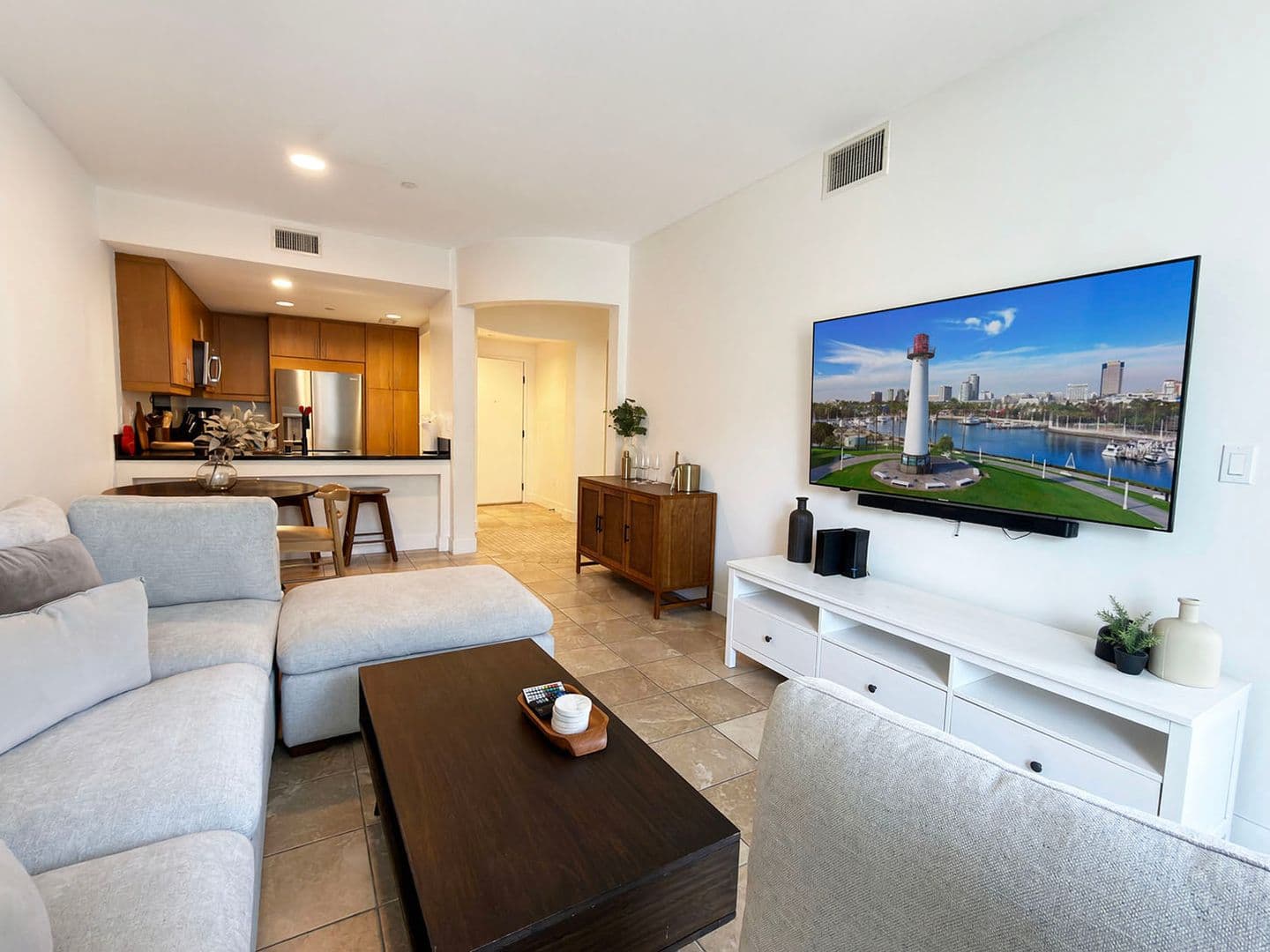 Long Beach House: 150 The Promenade N, Unit 415
