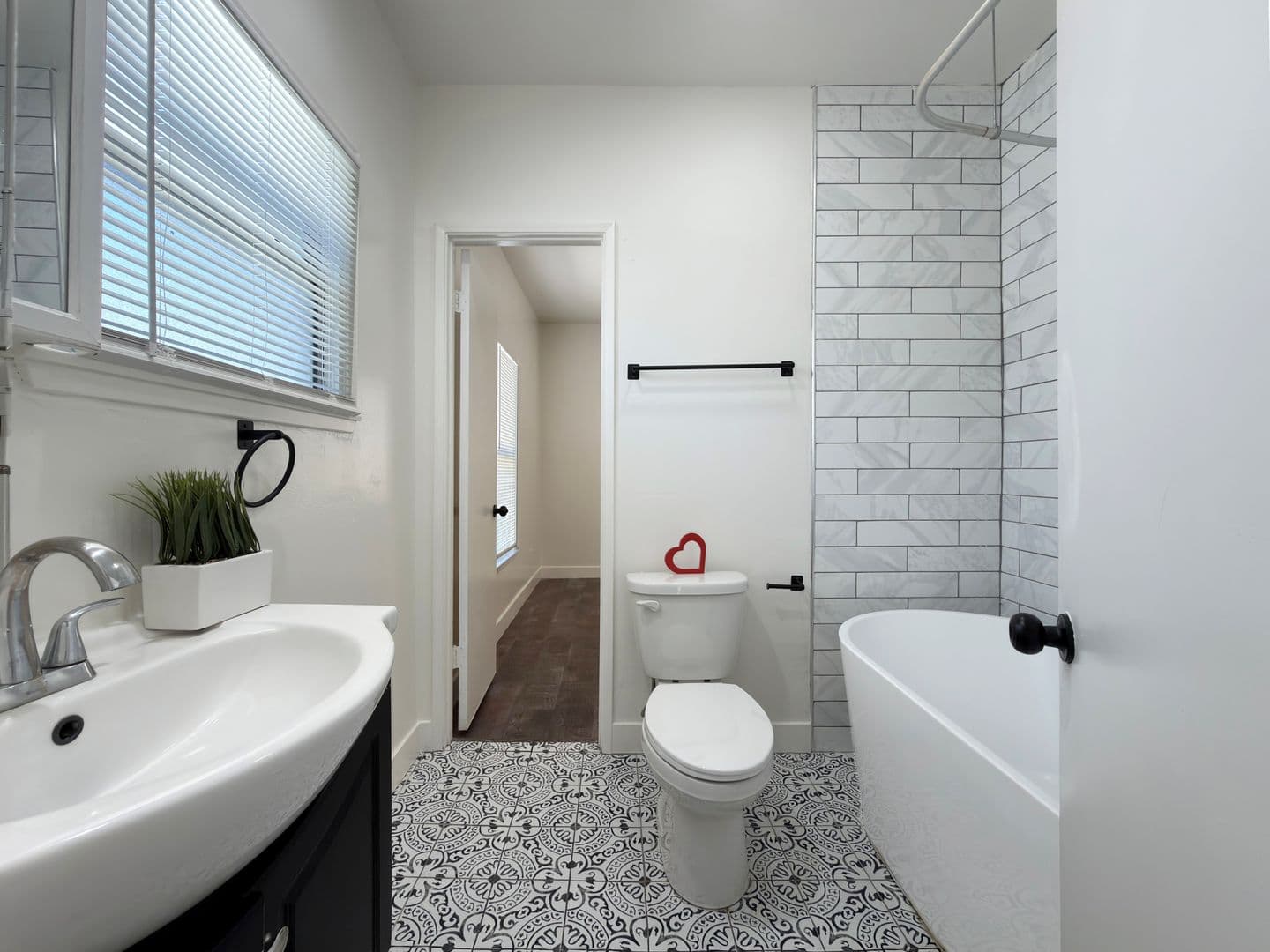 Long Beach Apartment: 531 N Virginia Ct