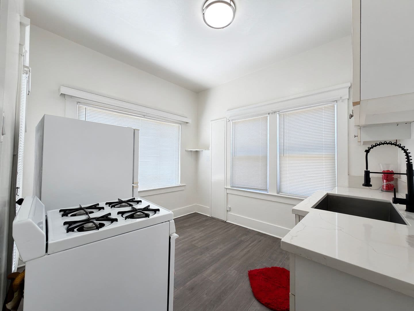 Long Beach Apartment: 1153 E Appleton St