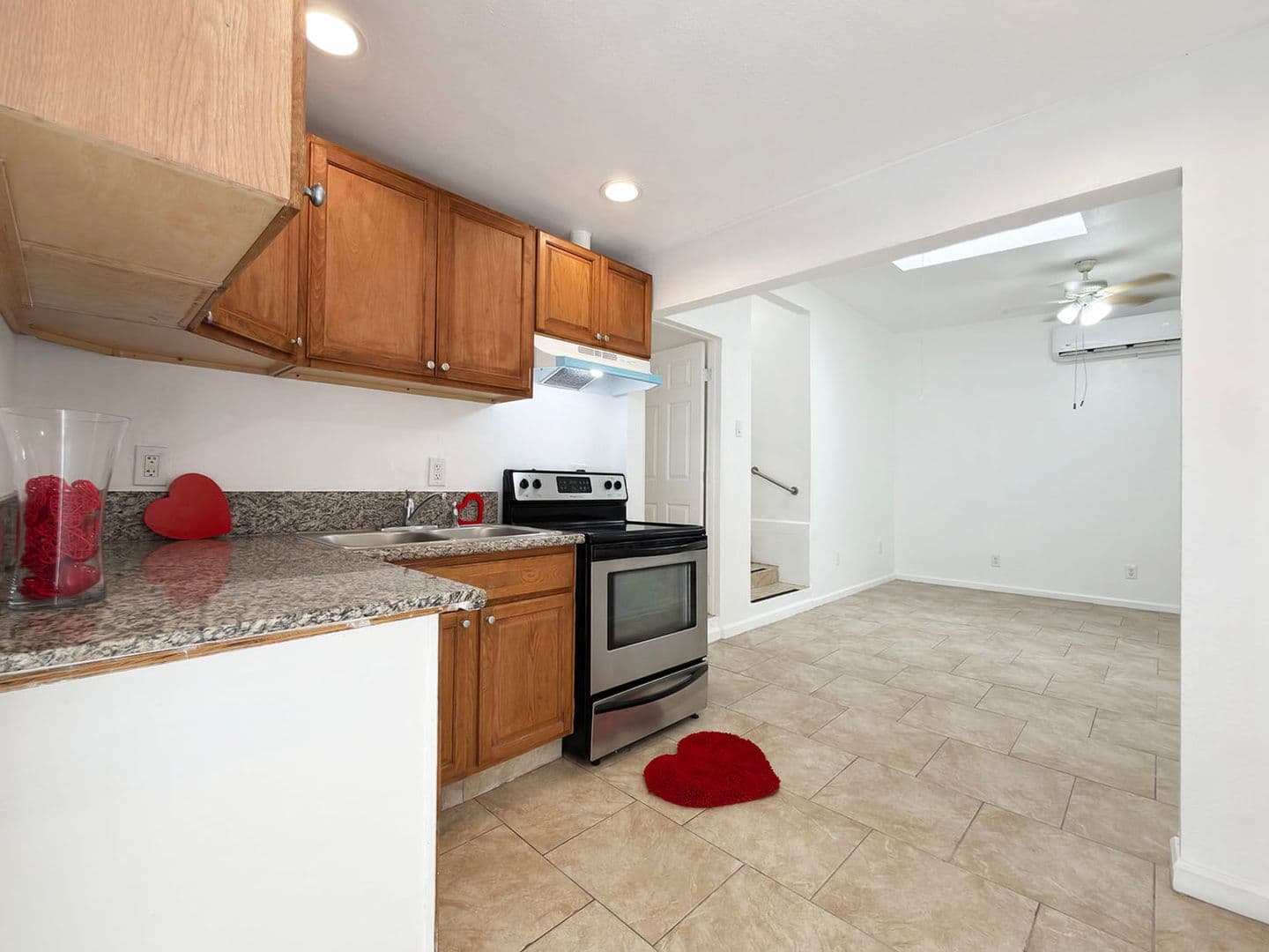 Carson Apartment: 2657 E Monroe Street