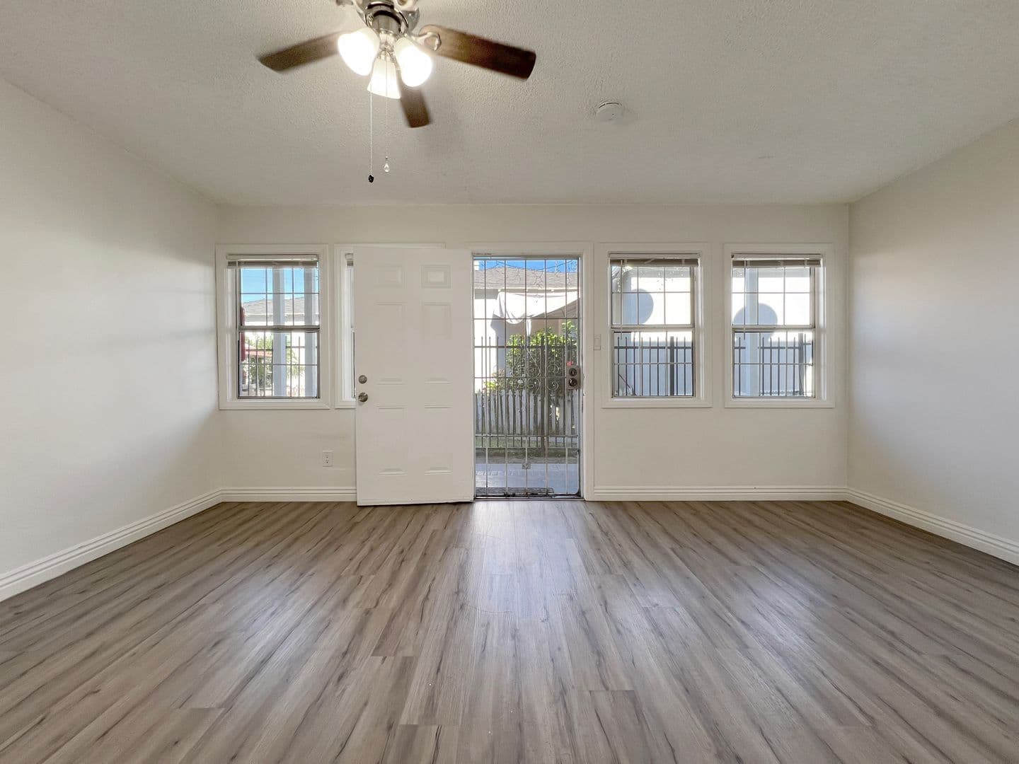 Long Beach Apartment: 1862 Magnolia Ave