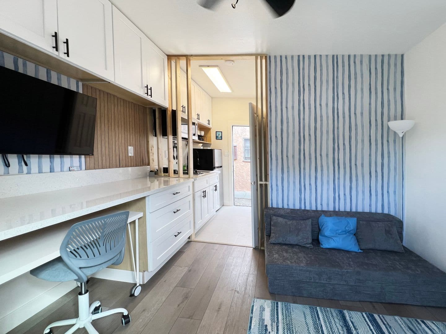 Long Beach Apartment: 1845 Maine Ave