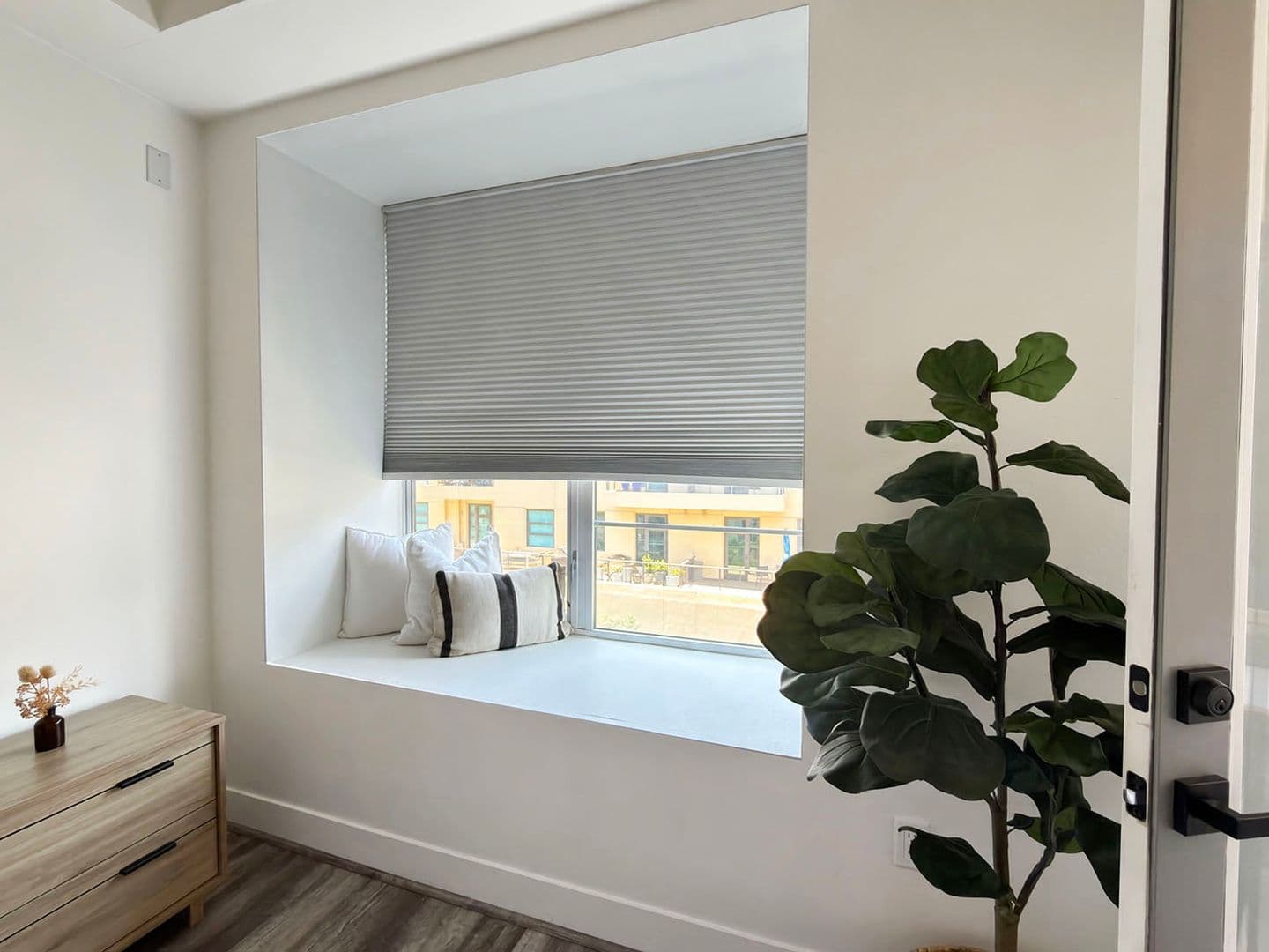 Long Beach House: 150 The Promenade N, Unit 415
