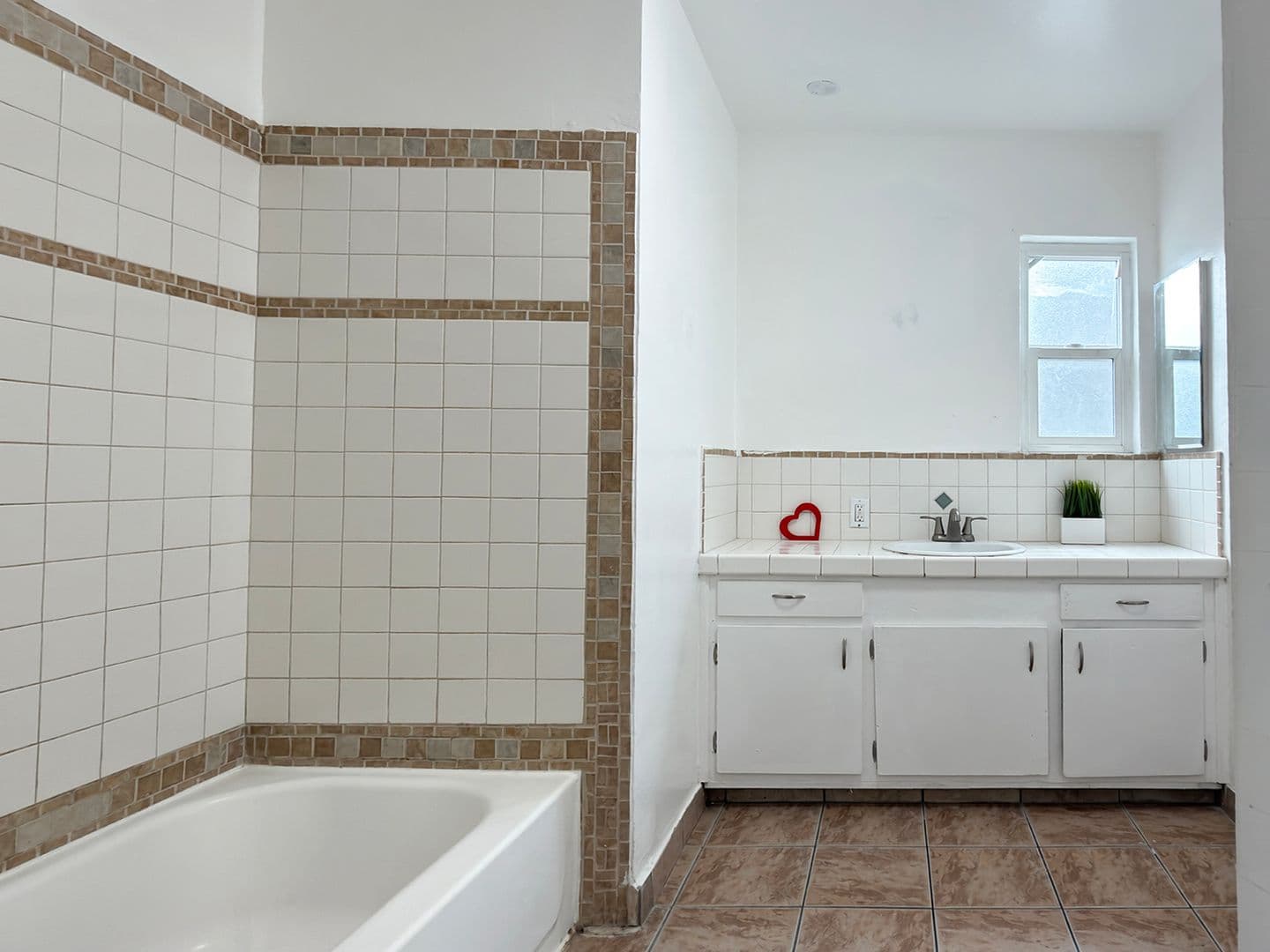 Long Beach Apartment: 1415 Cedar Ave