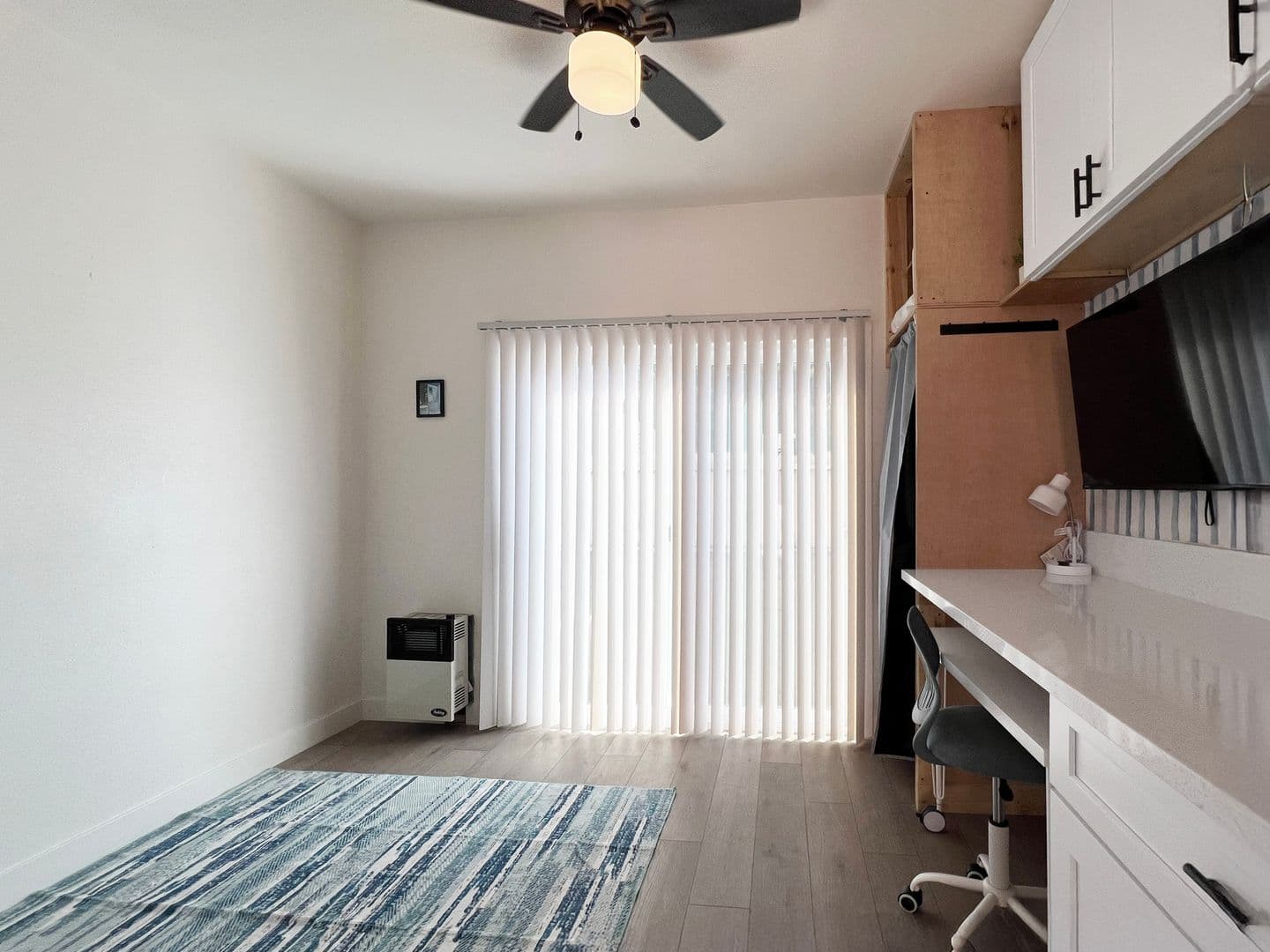 Long Beach Apartment: 1845 Maine Ave