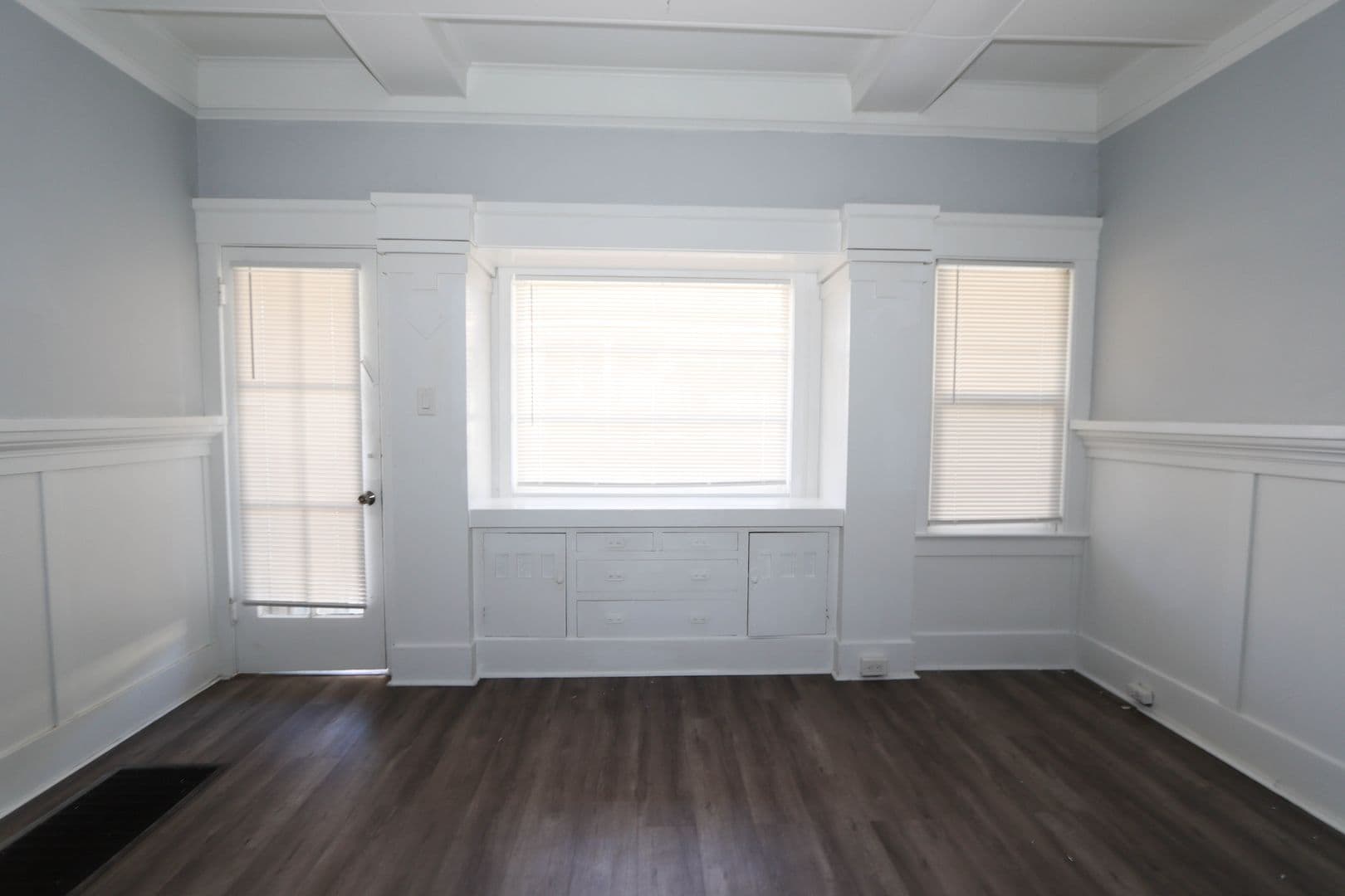 Long Beach Apartment: 1153 E Appleton St