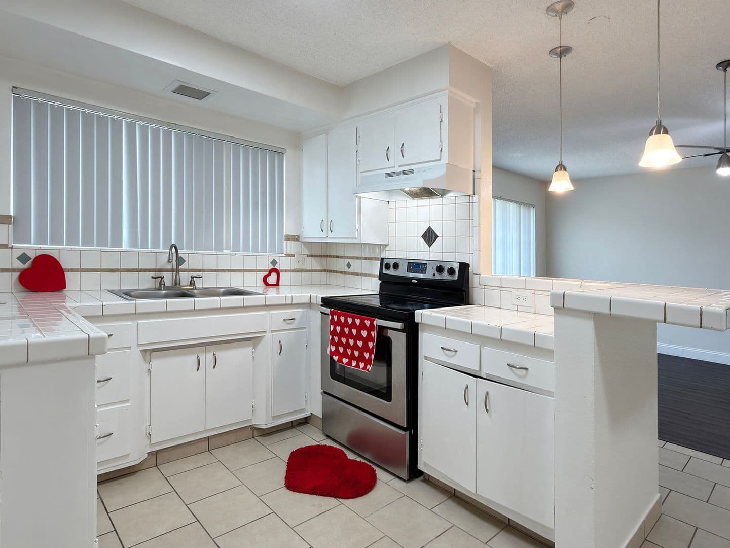 Long Beach Apartment: 1415 Cedar Ave