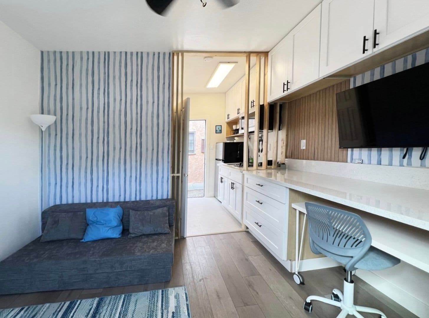 Long Beach Apartment: 1845 Maine Ave