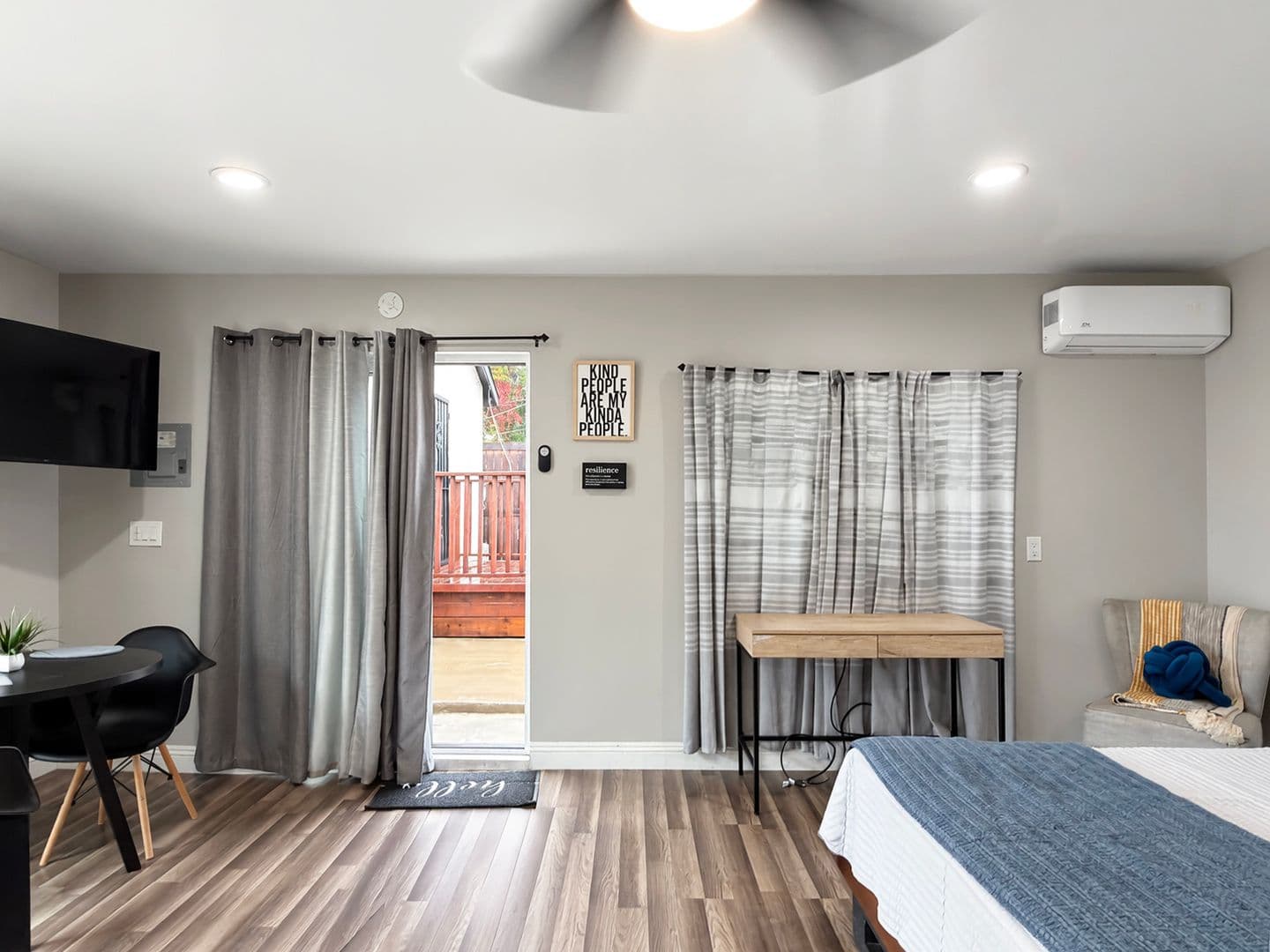 Long Beach House: 1003 E Ridgewood