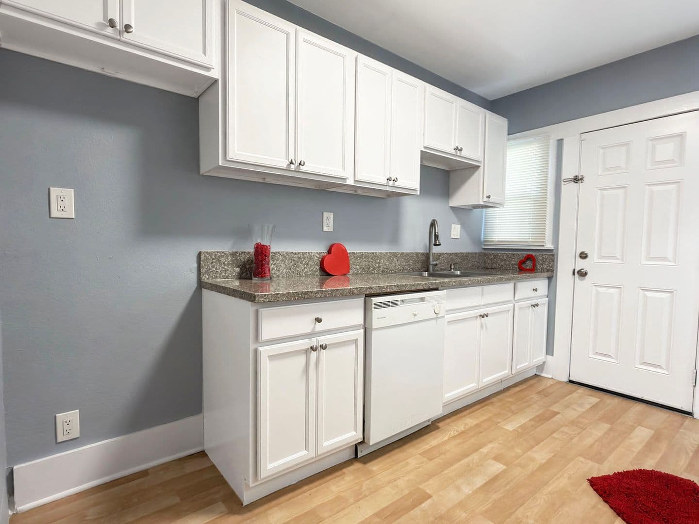 Long Beach Apartment: 1813 E 7th St