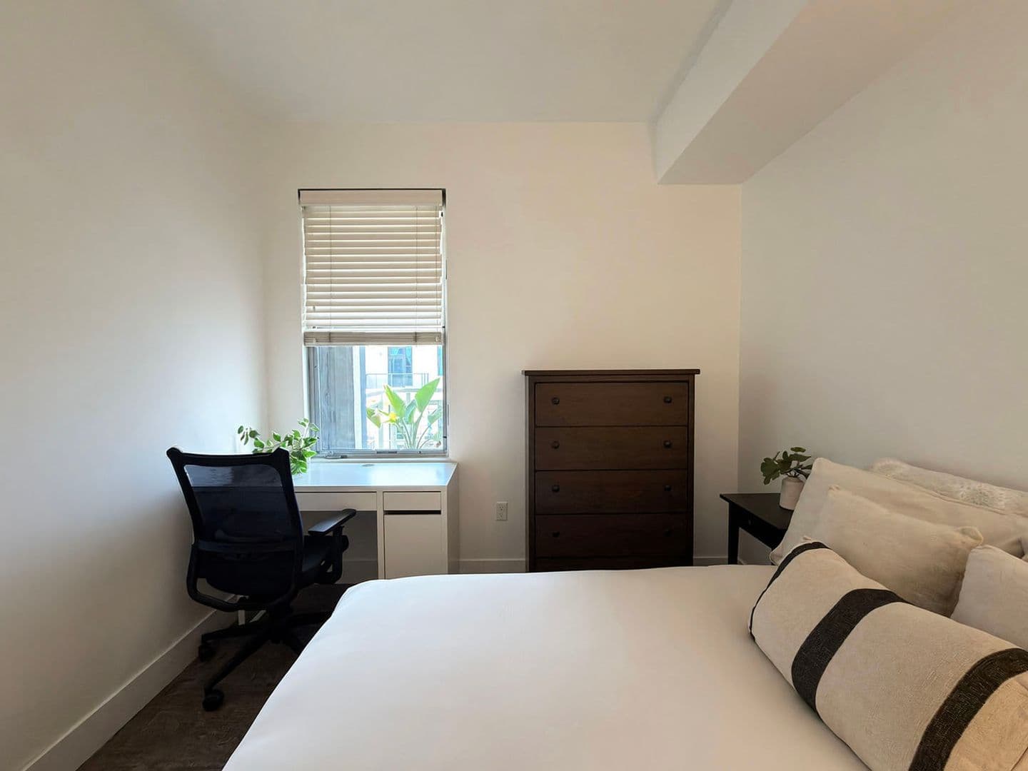 Long Beach House: 150 The Promenade N, Unit 415