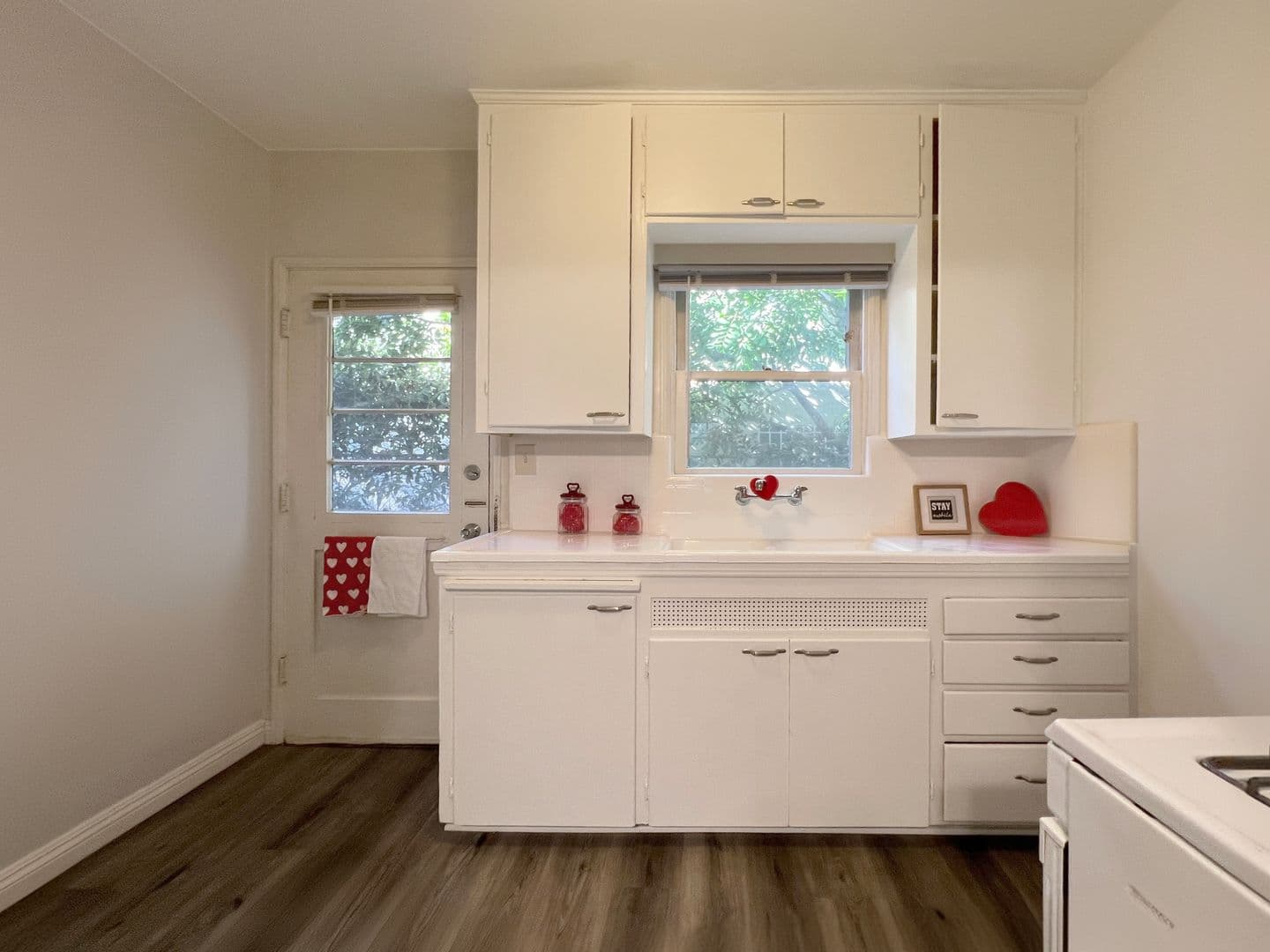 Long Beach Apartment: 319 Bonito Ave