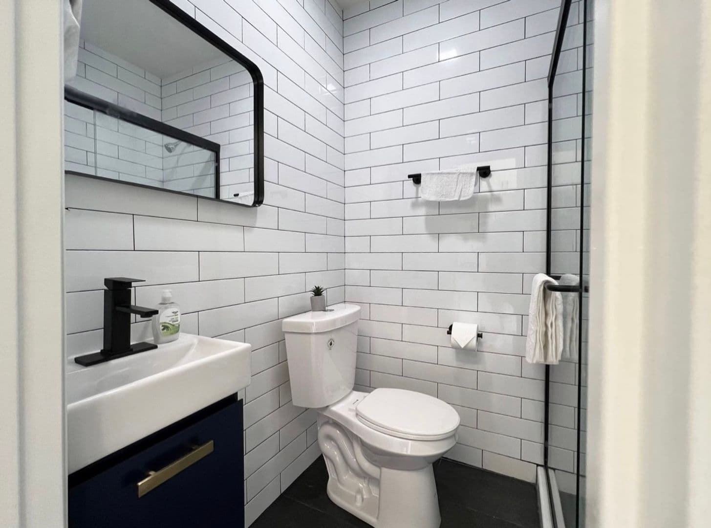 Long Beach Apartment: 1845 Maine Ave