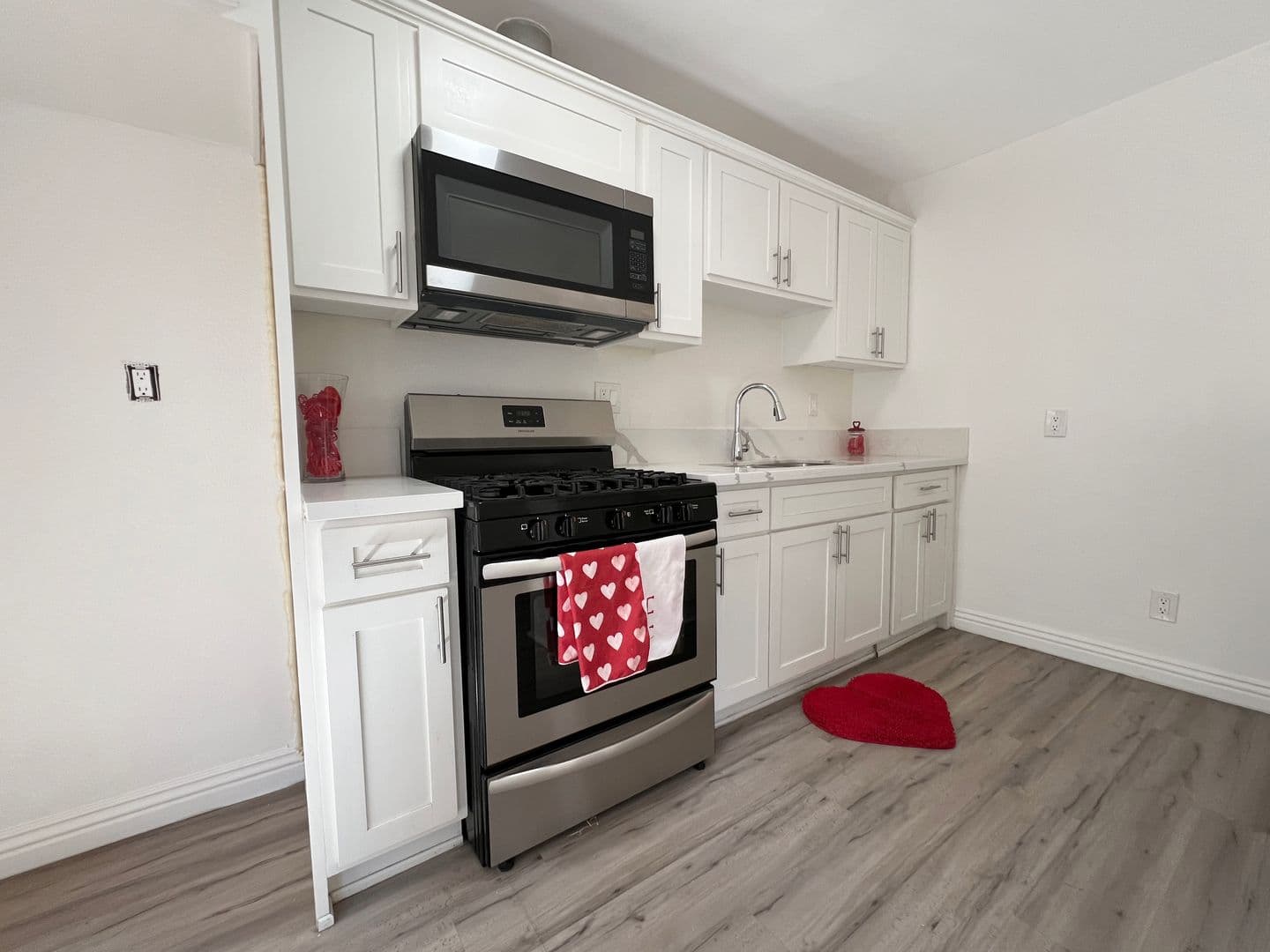 Long Beach Apartment: 1862 Magnolia Ave