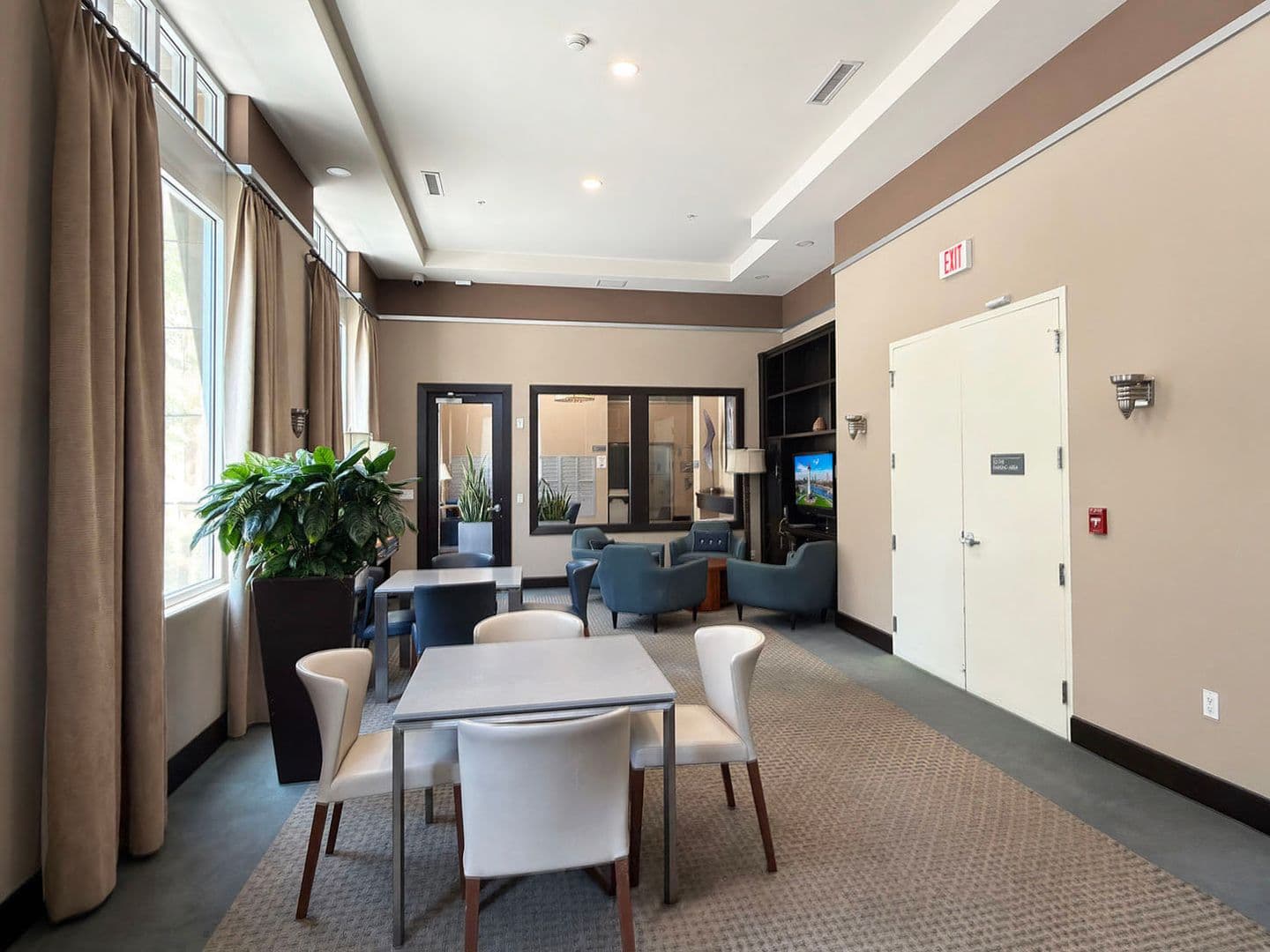 Long Beach House: 150 The Promenade N, Unit 415