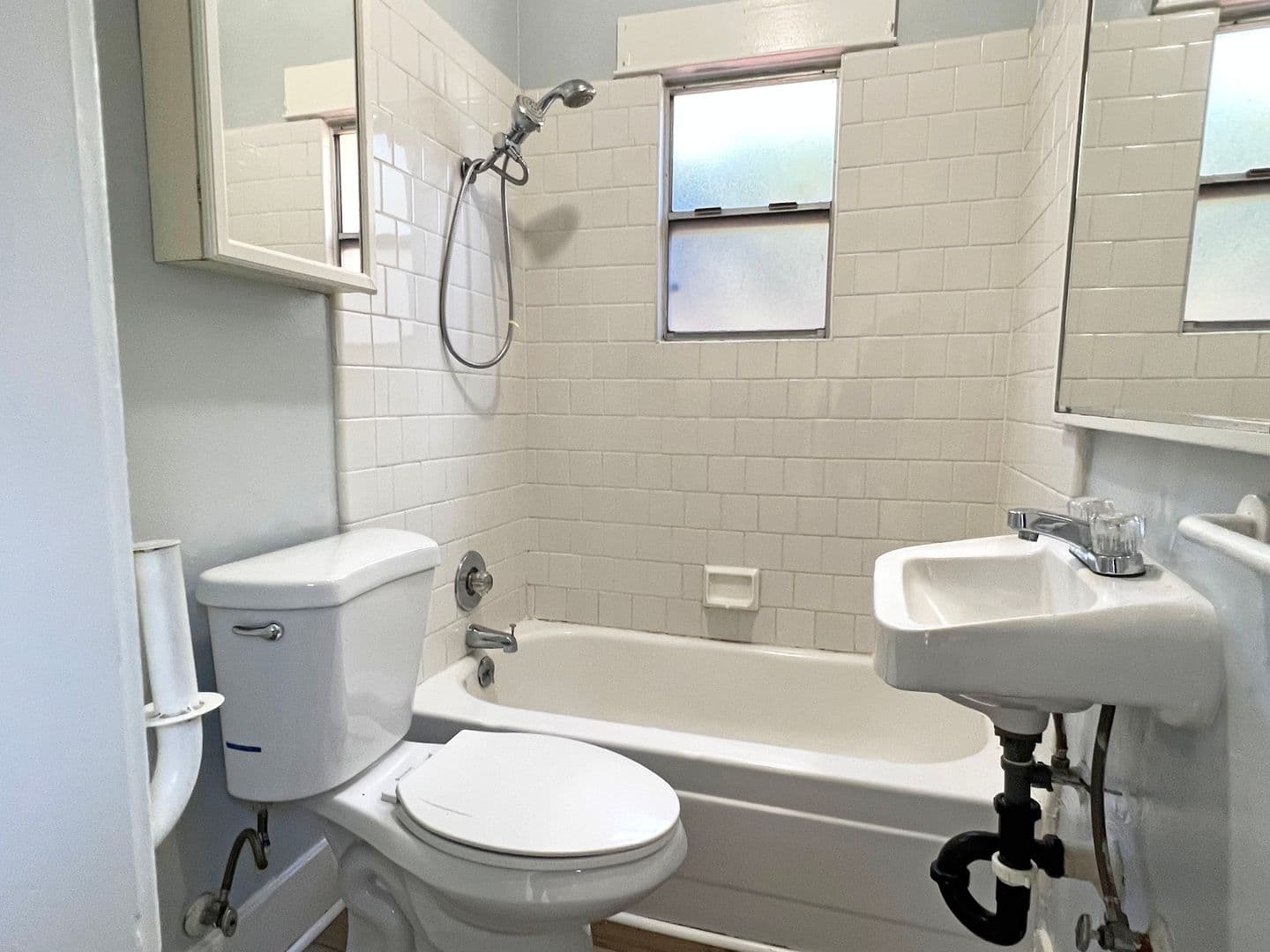 Long Beach Apartment: 1153 E Appleton St