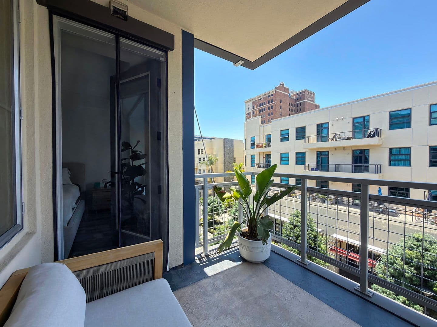 Long Beach House: 150 The Promenade N, Unit 415