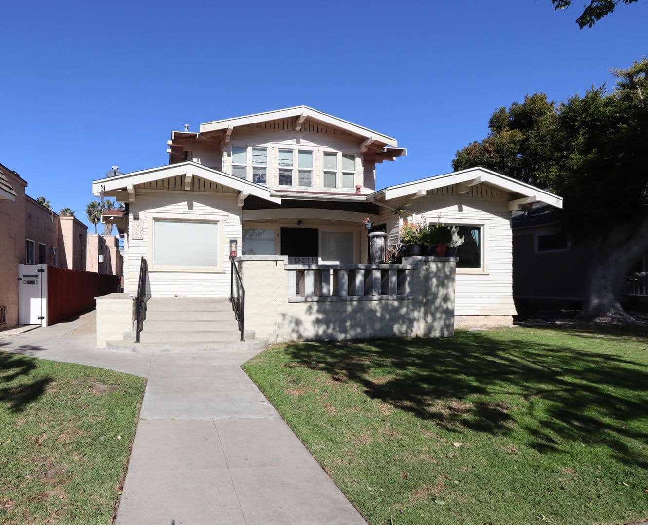 Long Beach Apartment: 1153 E Appleton St