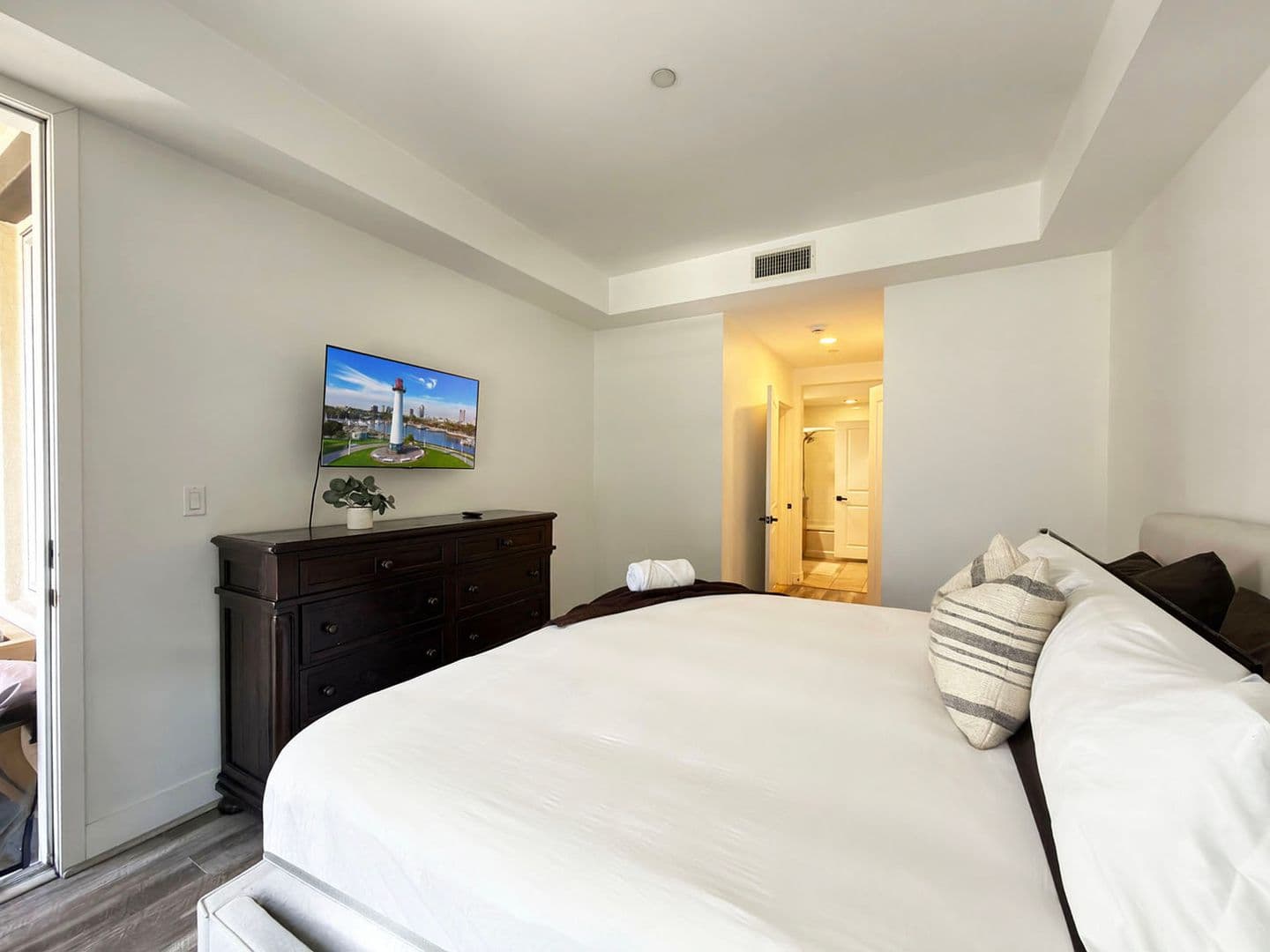 Long Beach House: 150 The Promenade N, Unit 415