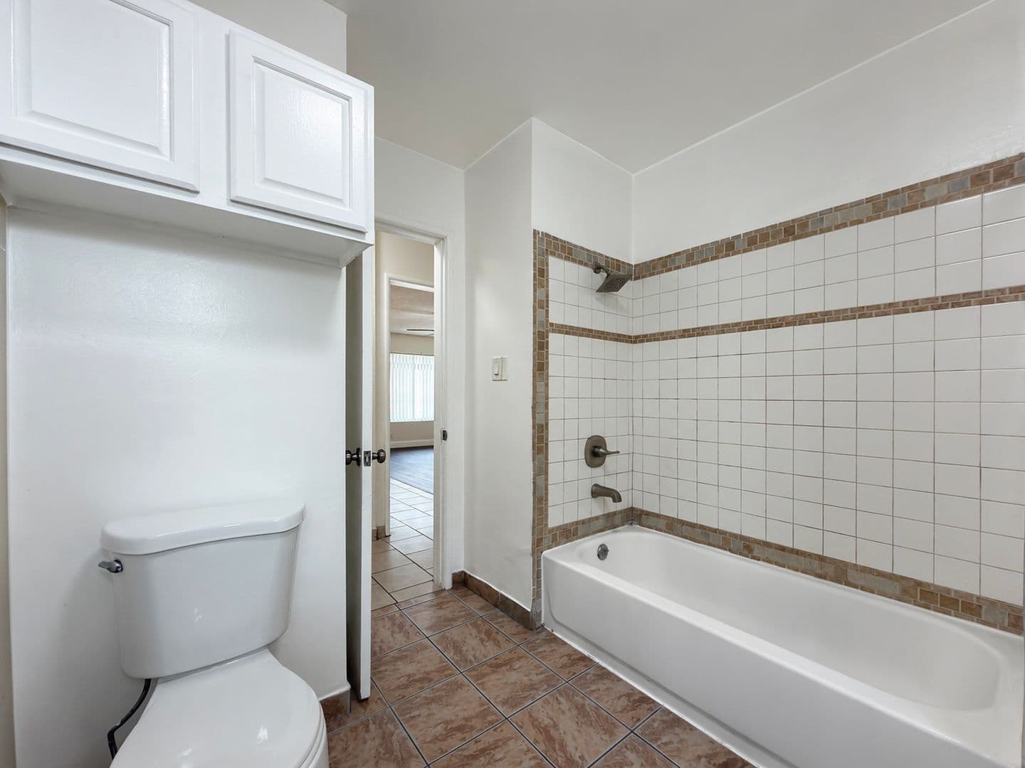 Long Beach Apartment: 1415 Cedar Ave