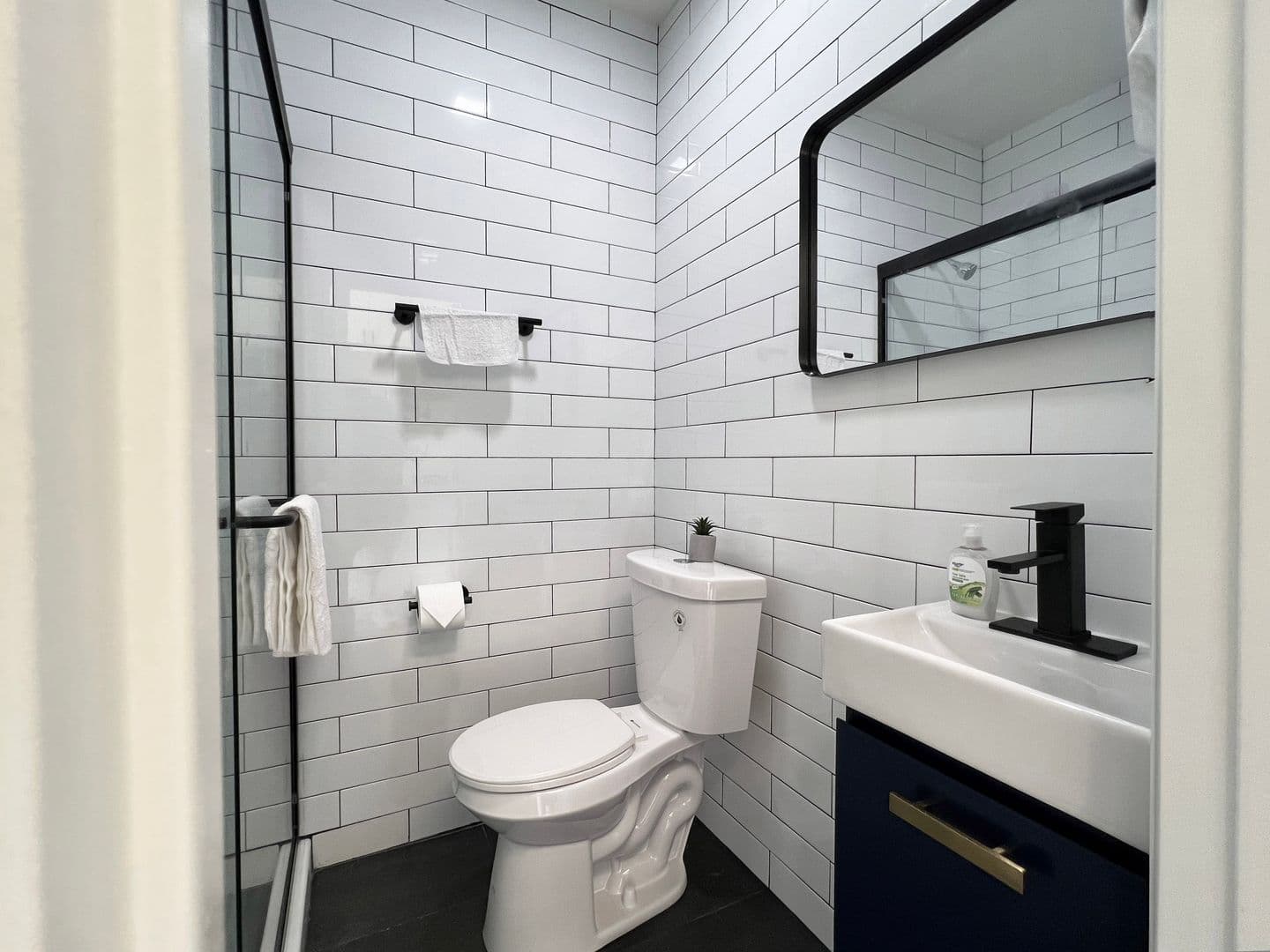 Long Beach Apartment: 1845 Maine Ave