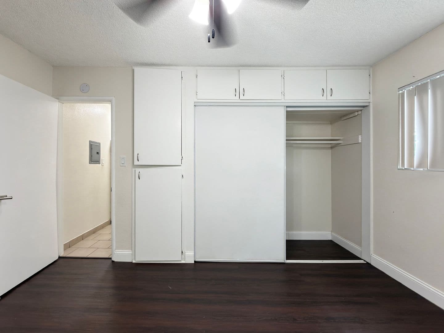 Long Beach Apartment: 1415 Cedar Ave