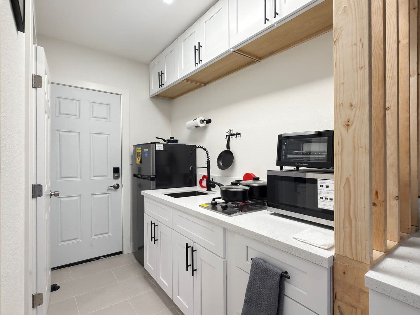 Long Beach Apartment: 1478 Henderson Ave