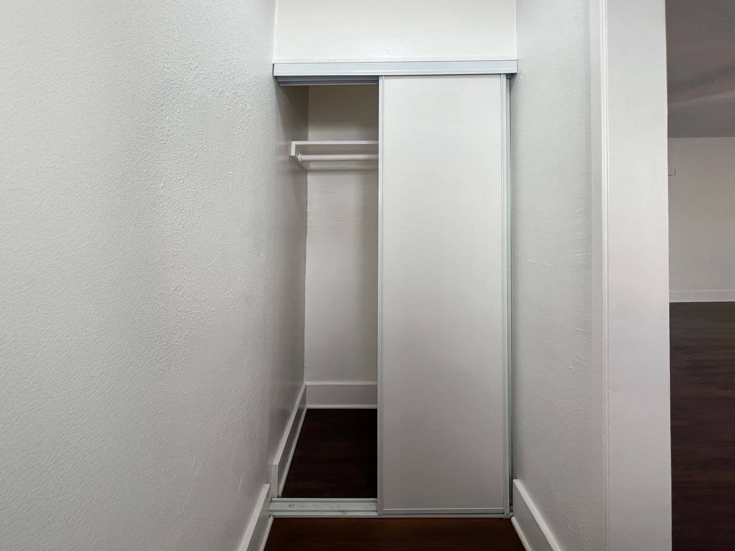 Long Beach Apartment: 936 Olive Ave