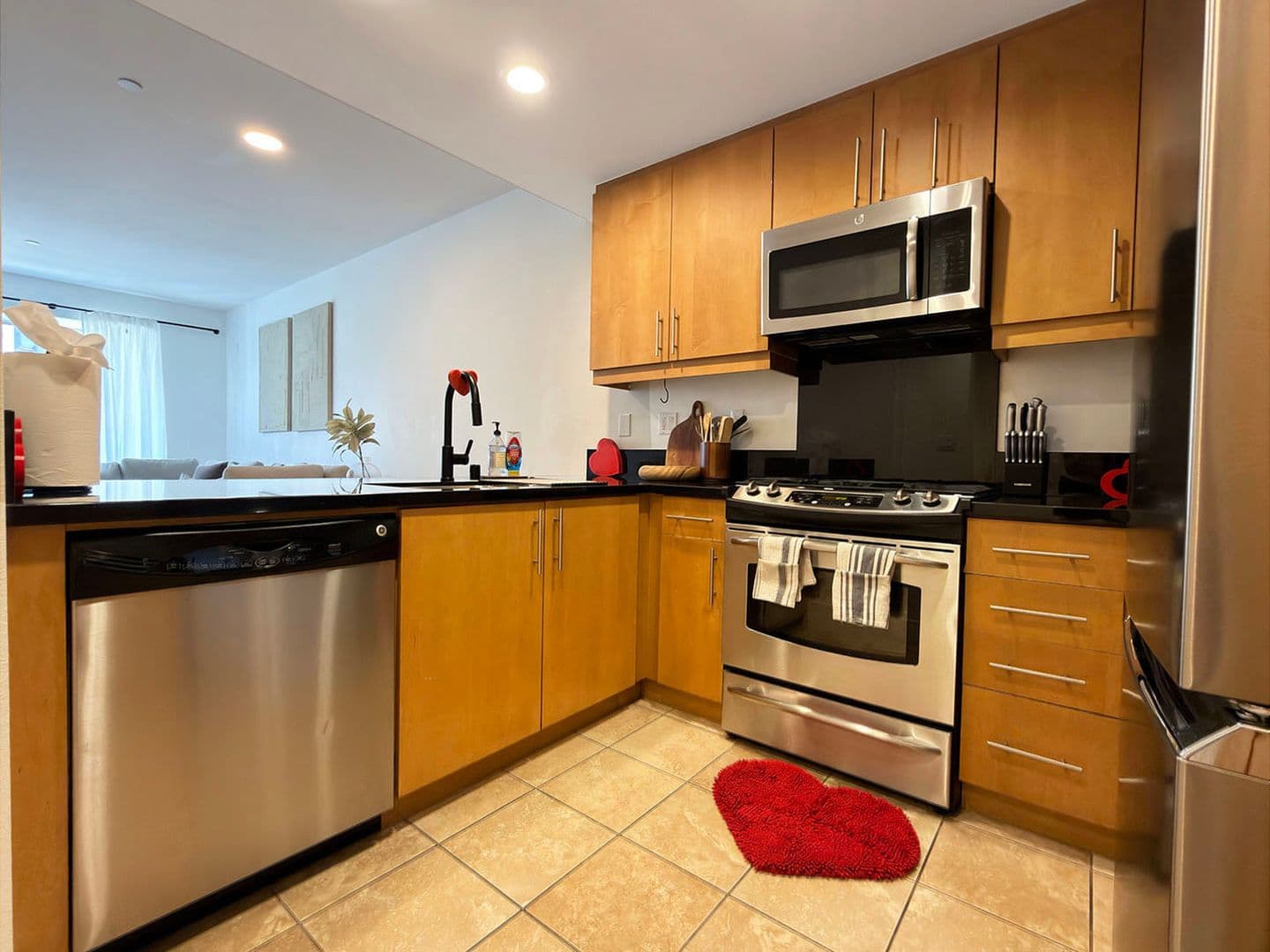 Long Beach House: 150 The Promenade N, Unit 415