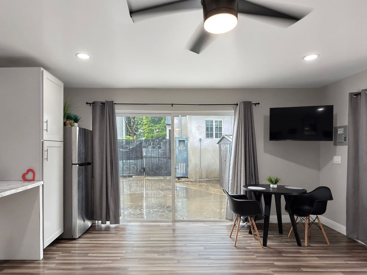 Long Beach House: 1003 E Ridgewood