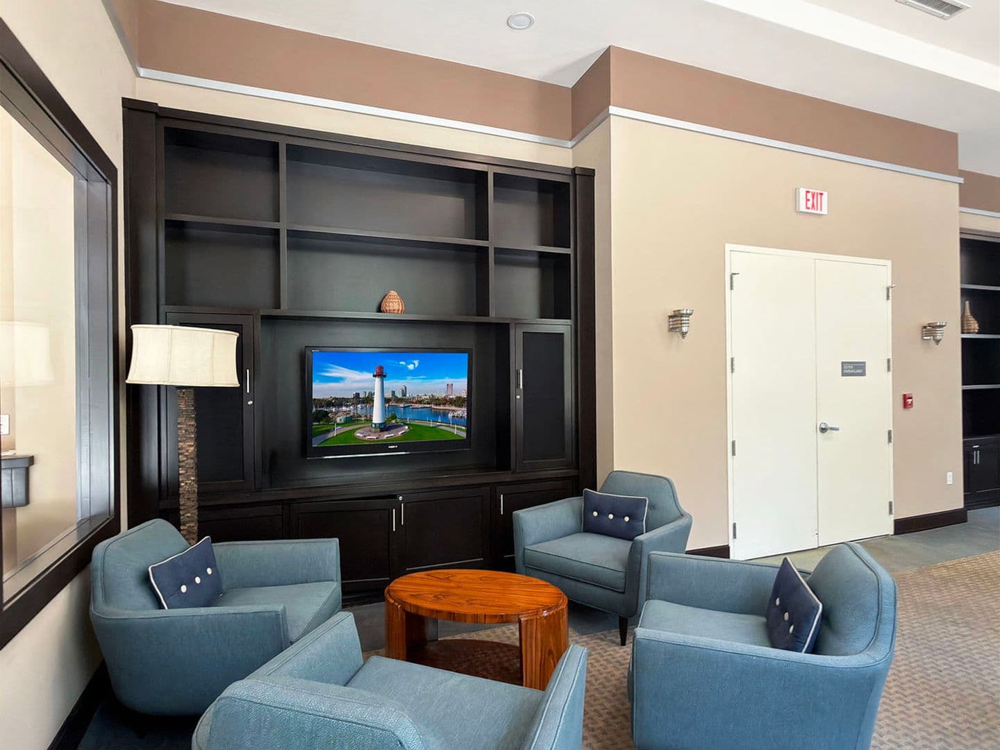 Long Beach House: 150 The Promenade N, Unit 415