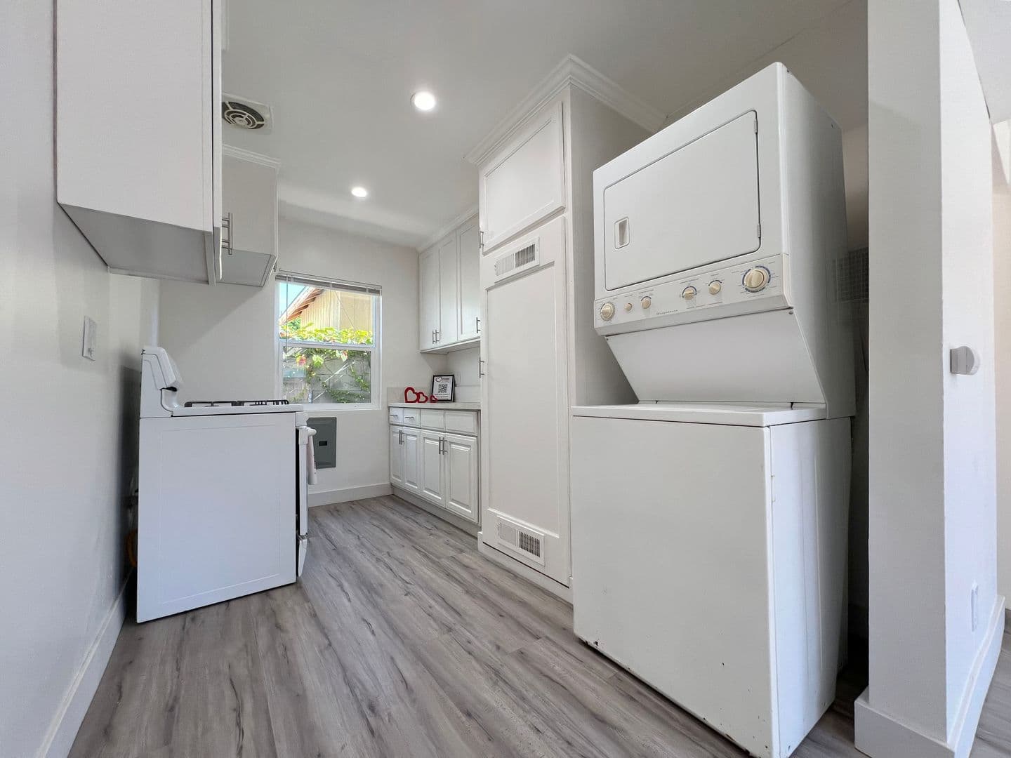 Long Beach Apartment: 1071 Olive Ave