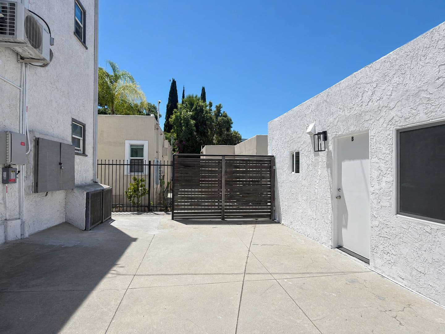 Long Beach Apartment: 1001 E 5th St