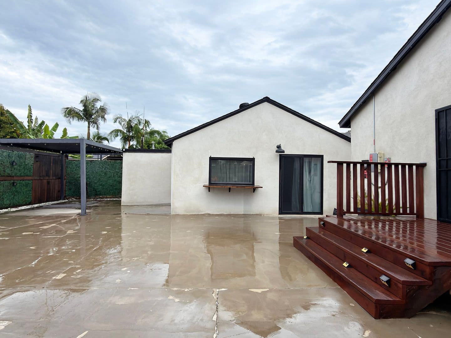 Long Beach House: 1003 E Ridgewood