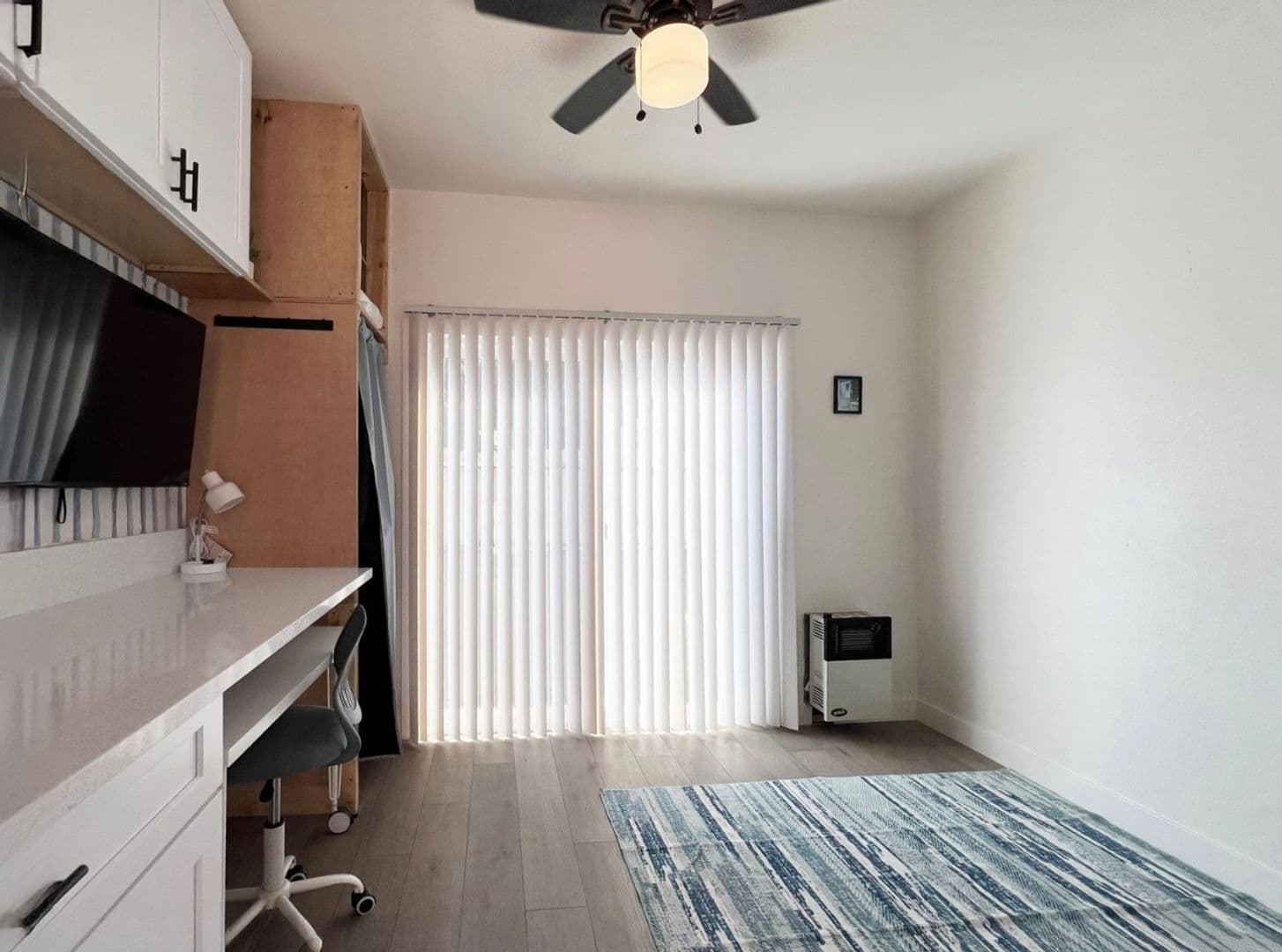Long Beach Apartment: 1845 Maine Ave