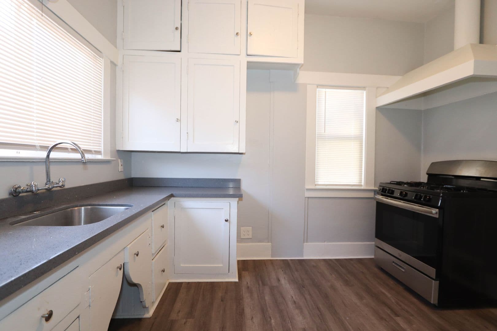 Long Beach Apartment: 1153 E Appleton St