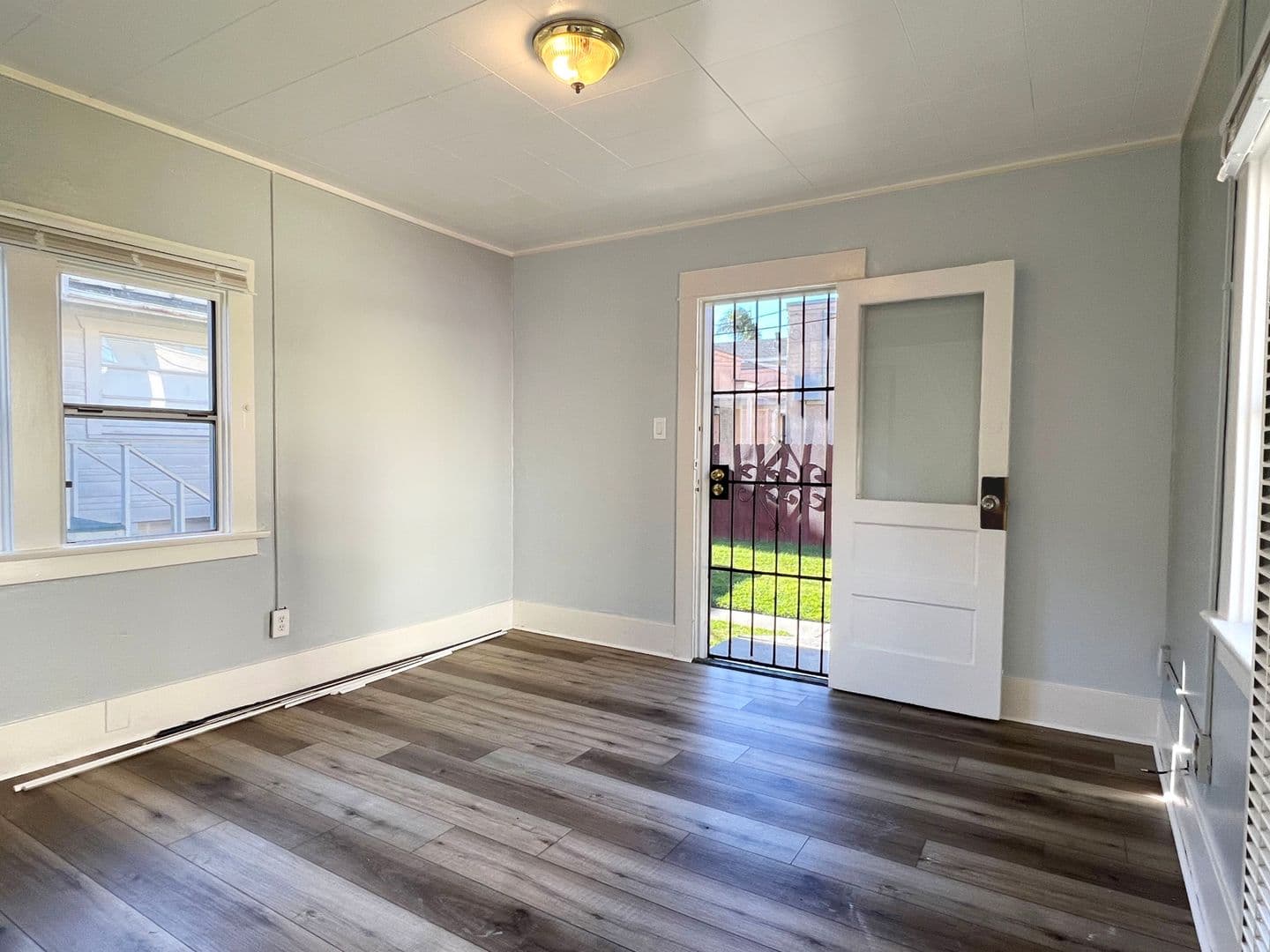 Long Beach Apartment: 1153 E Appleton St