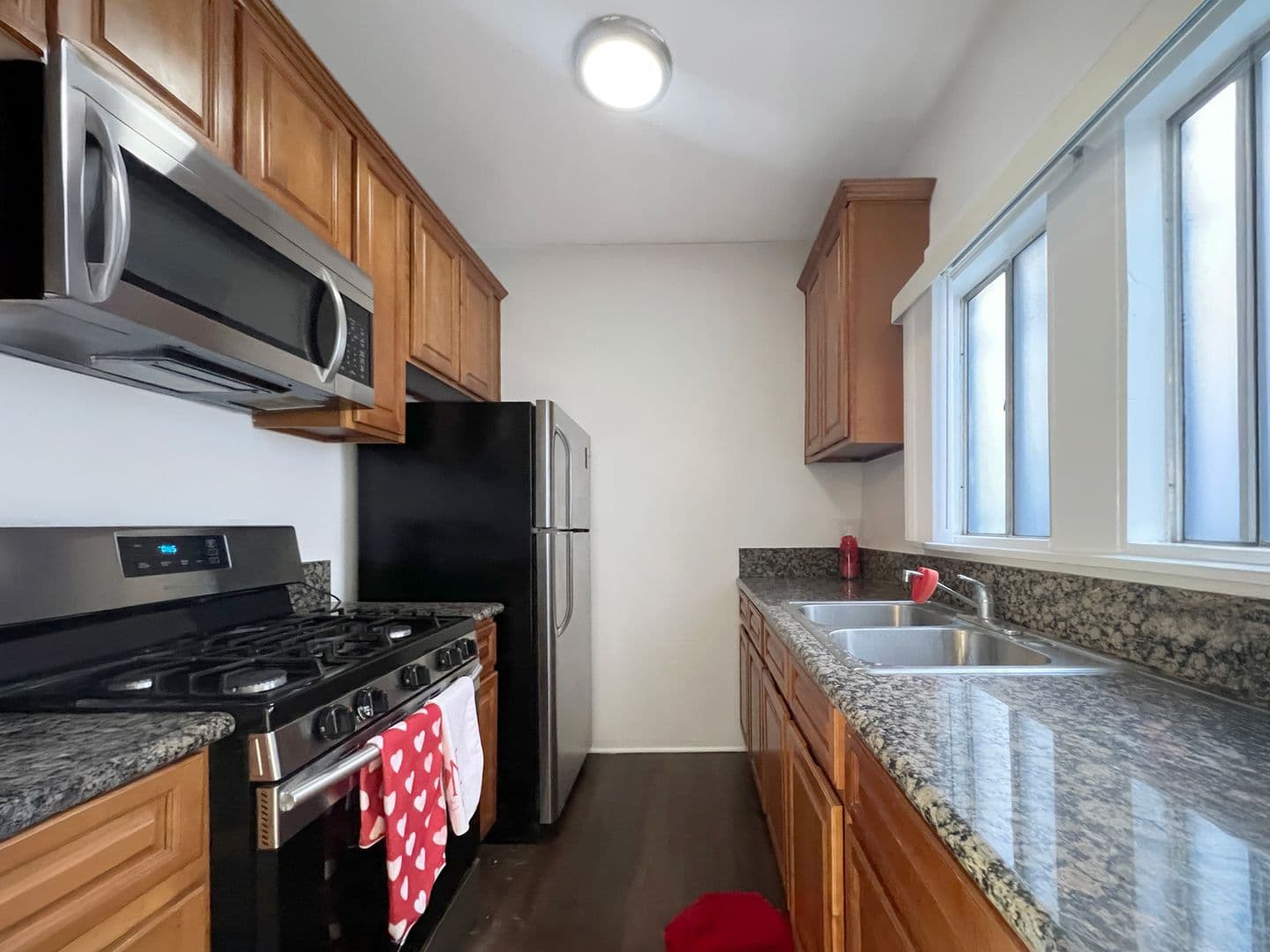Long Beach Apartment: 936 Olive Ave